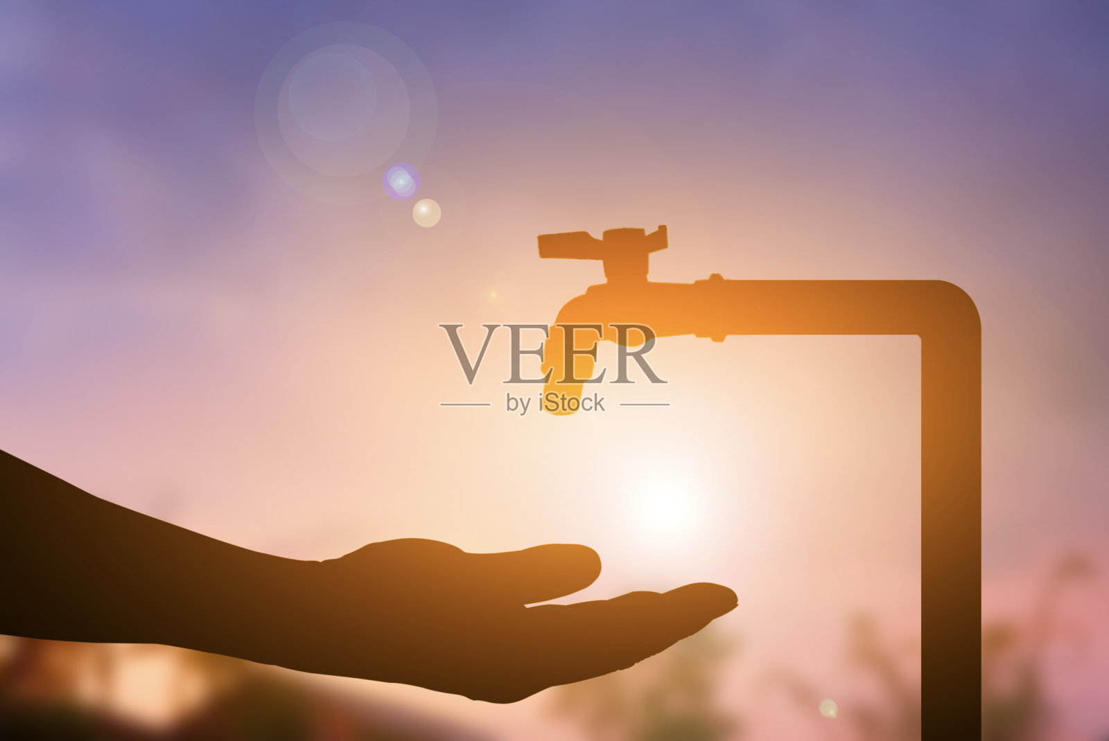 剪影手触水从水龙头日落背景照片摄影图片