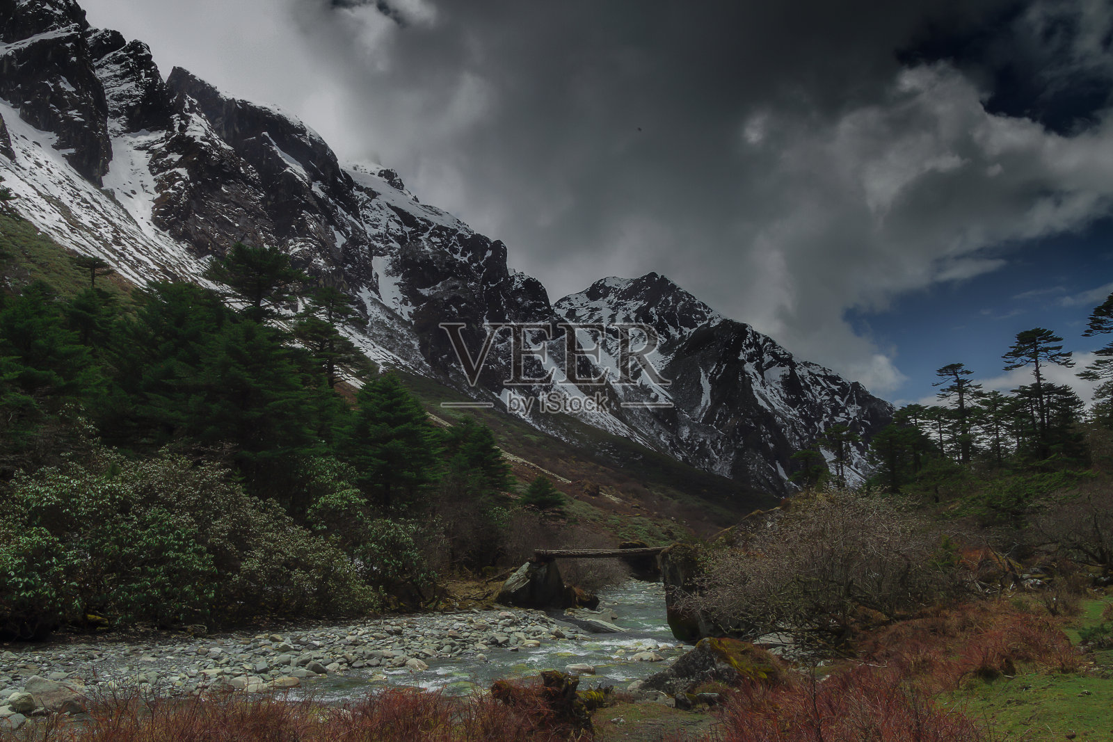 不丹的喜马拉雅山脉照片摄影图片