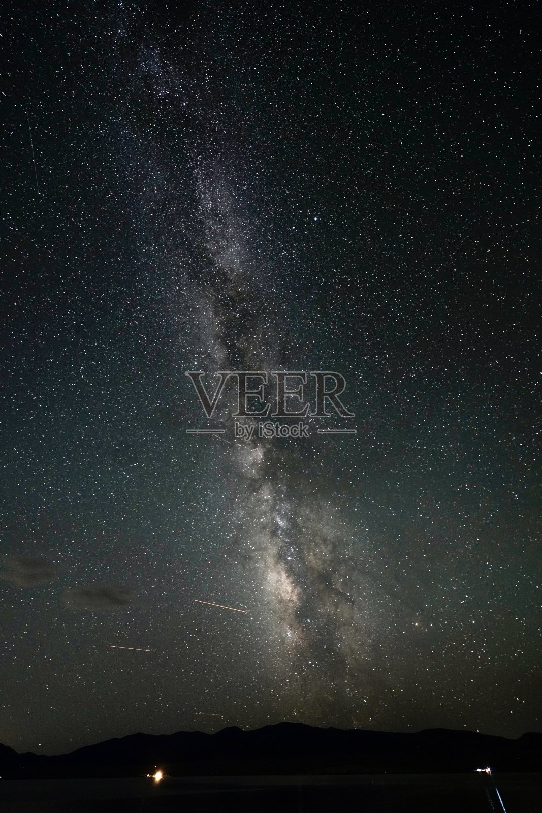 以星星和乳白色为背景的夜景照片摄影图片