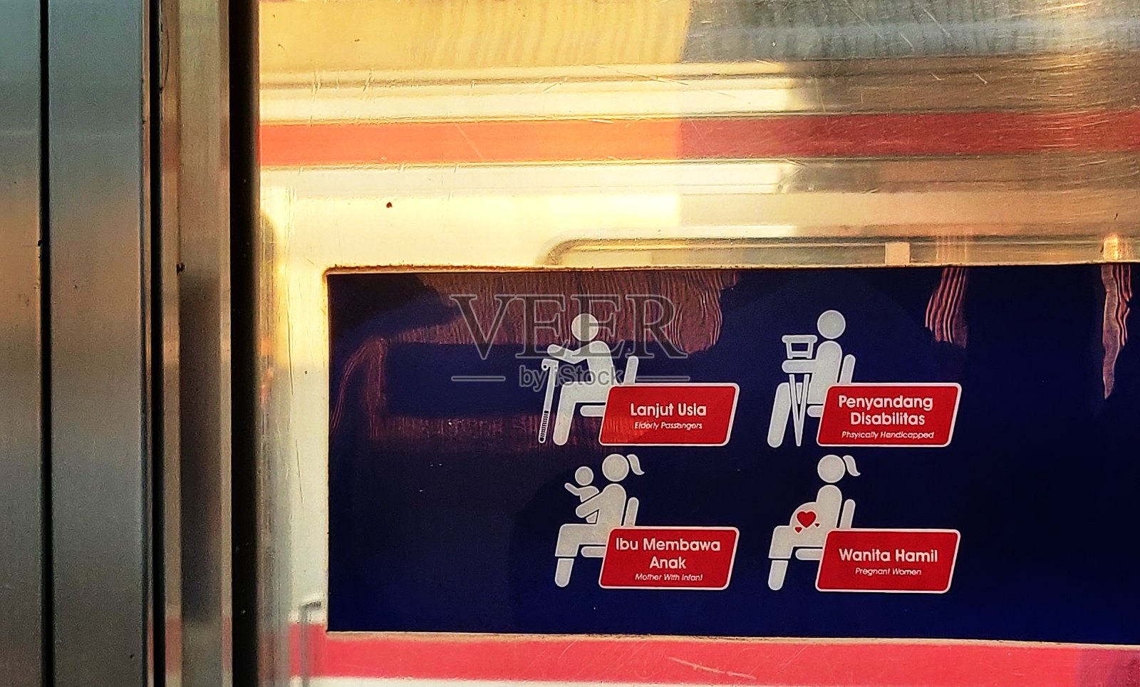 优先无障碍座位照片摄影图片