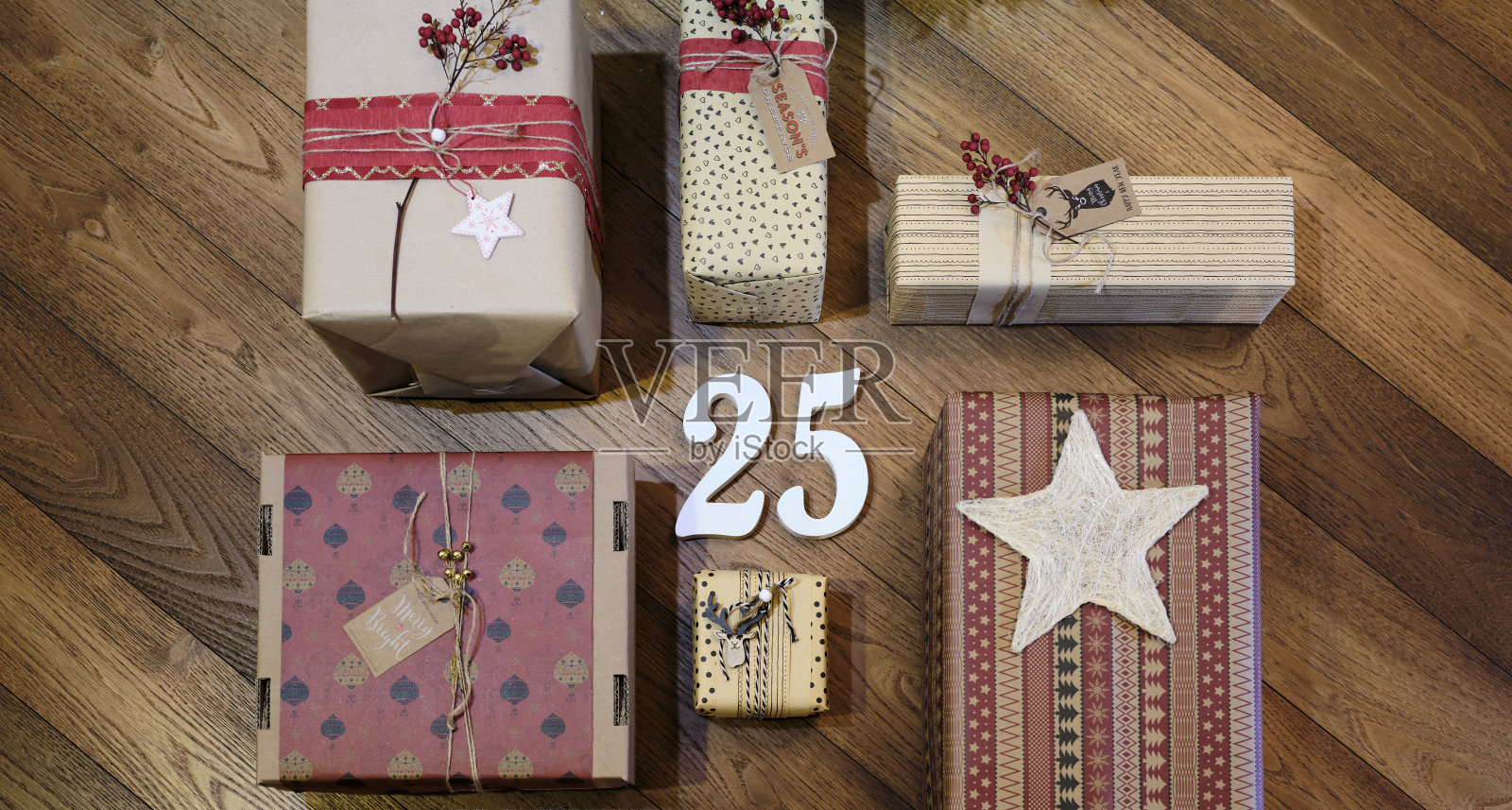 圣诞礼品包装俯视图，木地板背景照片摄影图片
