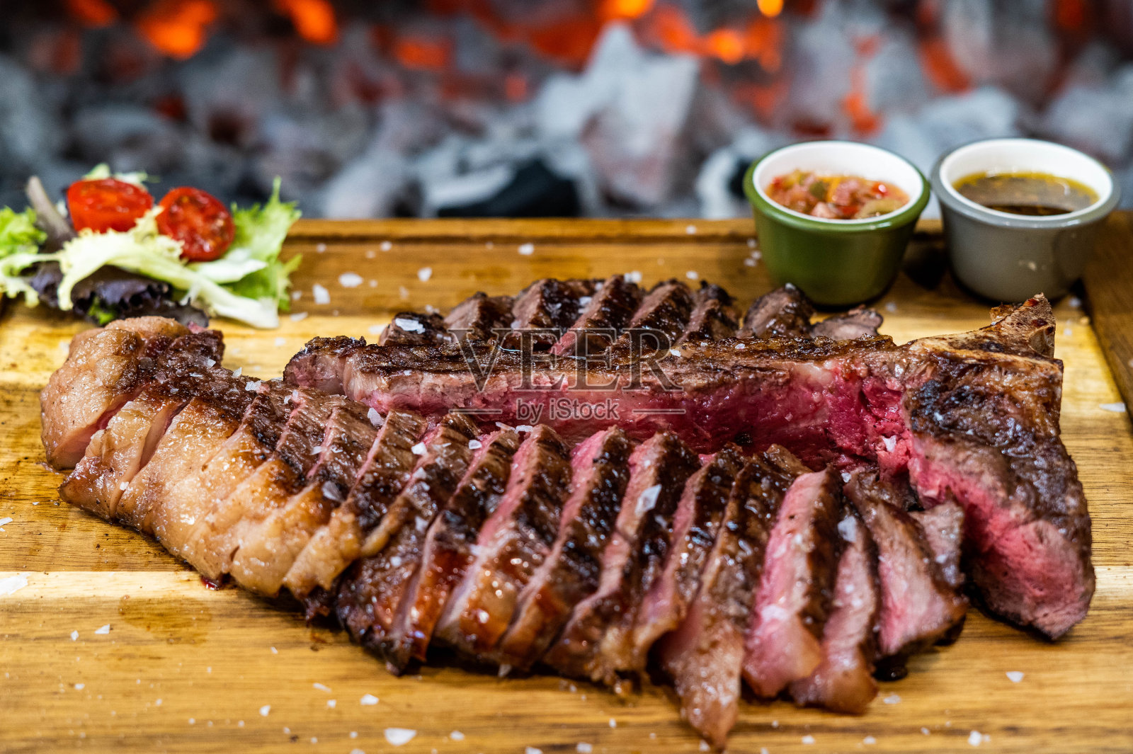 优质的牛肉切块非常罕见，几乎是生的。照片摄影图片