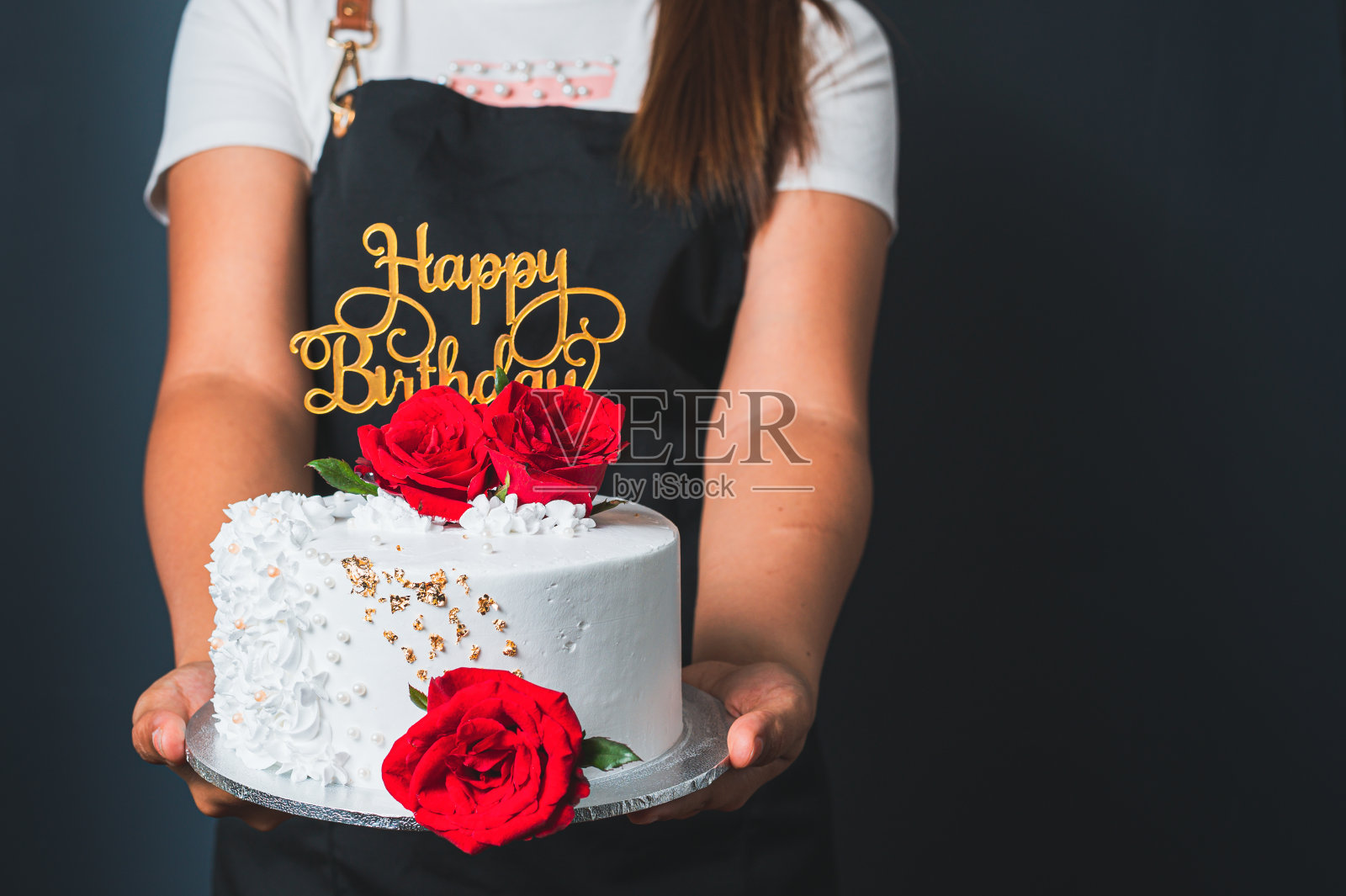 美味的生日蛋糕与蜡烛在浅蓝色的背景。全景封面或横幅概念。照片摄影图片