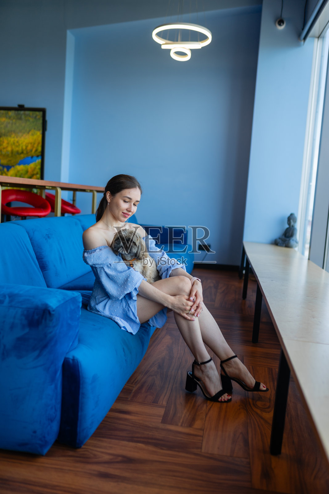 女员工神情激动地坐在办公室里照片摄影图片