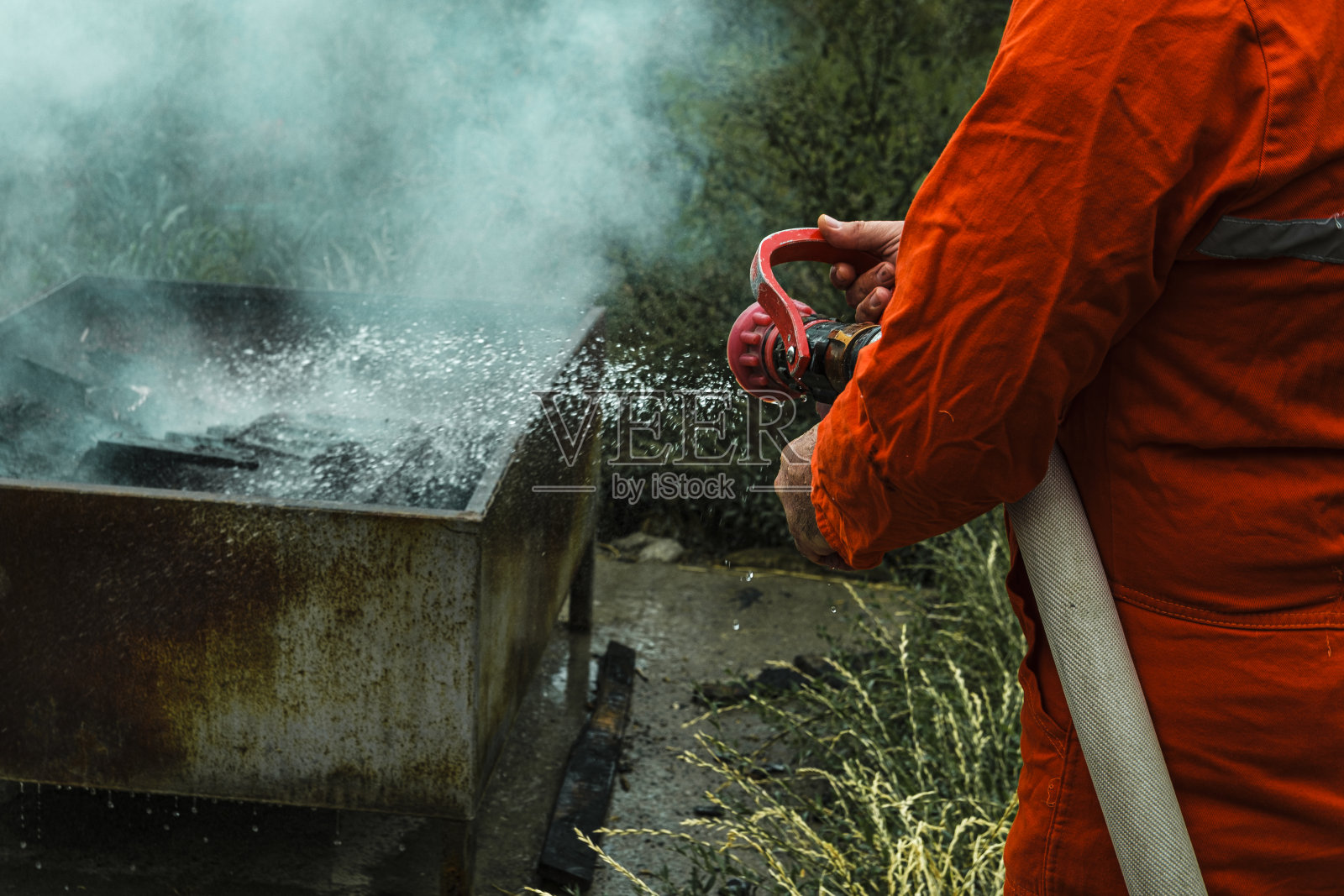 STCW防火训练，人与明火在桶内，海事课程照片摄影图片