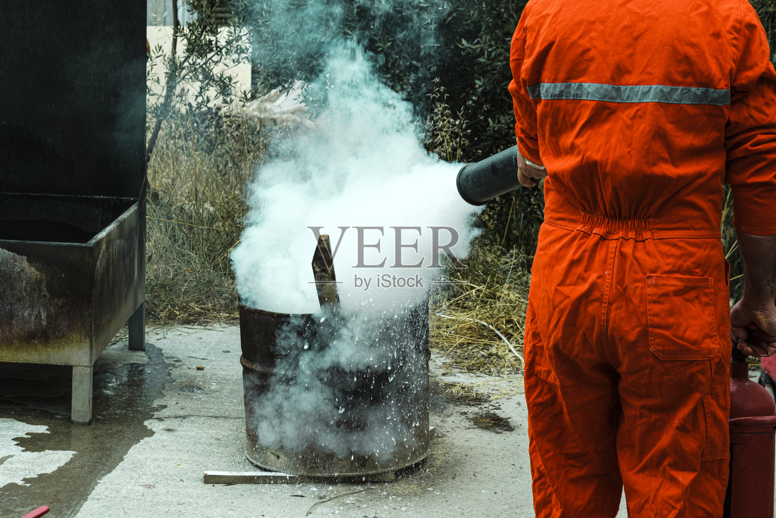 STCW防火培训，桶内明火使用灭火器，海事课程照片摄影图片