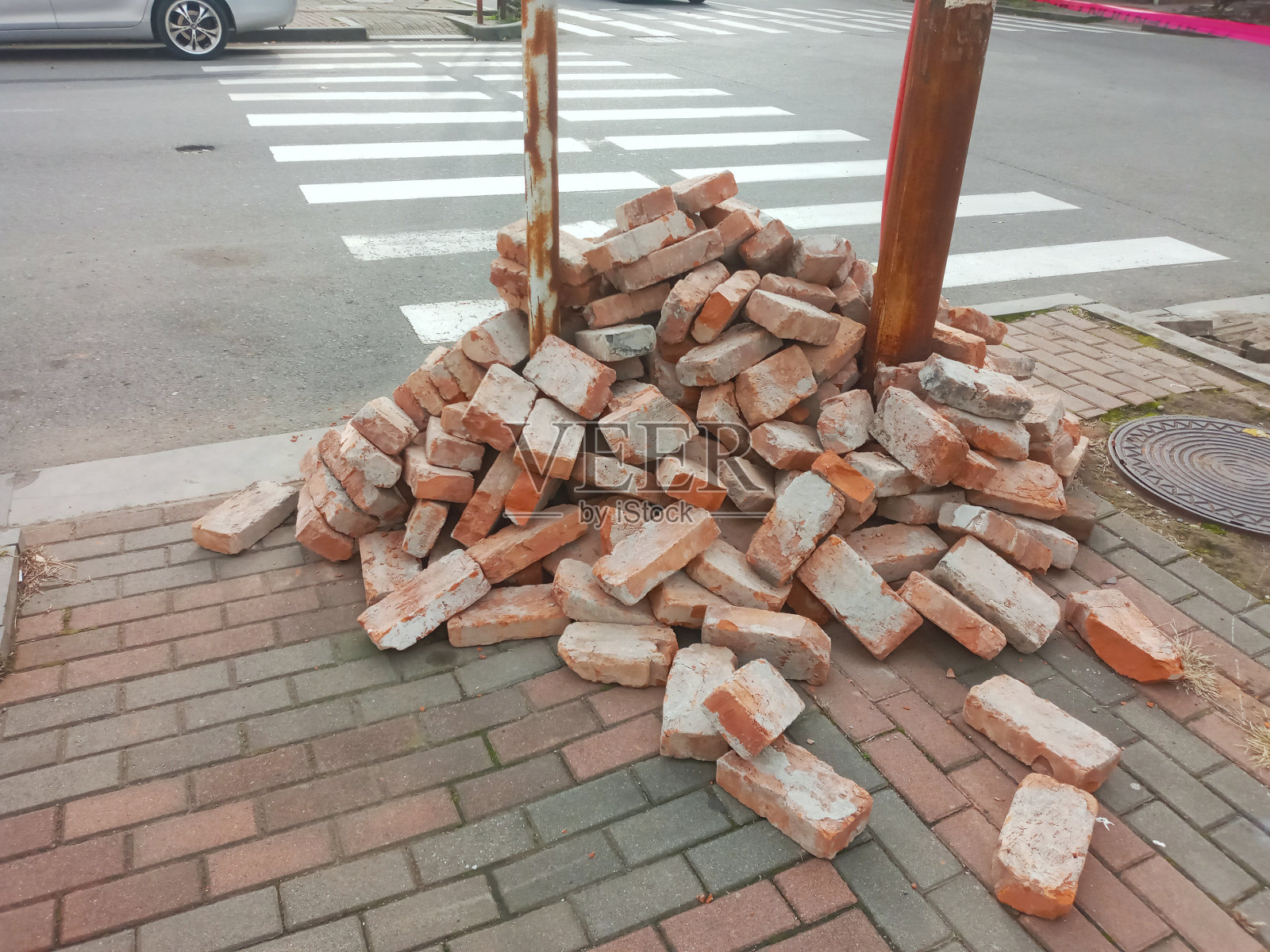 人行道上有一堆橙色的砖照片摄影图片