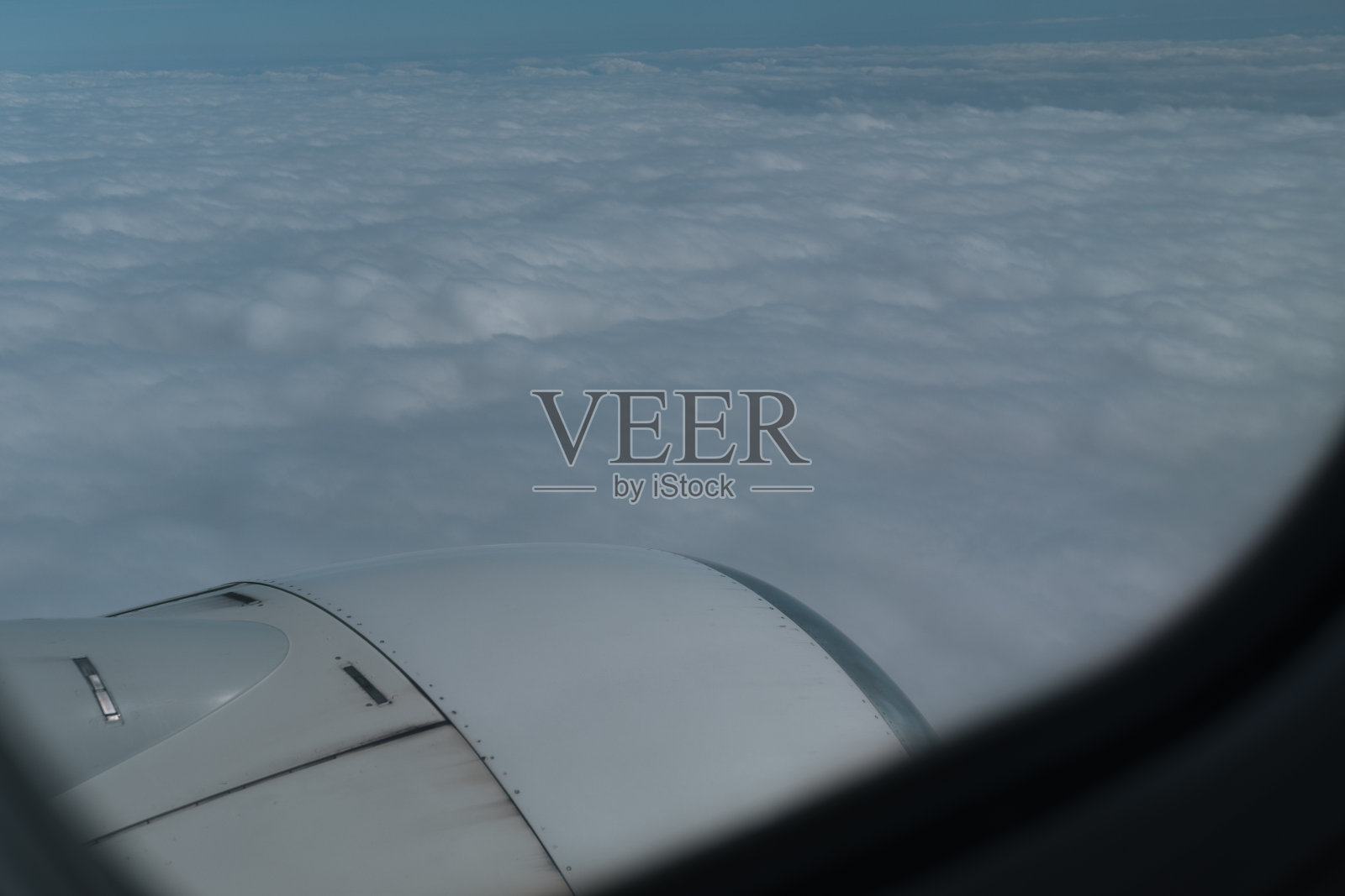 多云的天空，在飞机上飞行，从窗户看云层，旅行的概念照片摄影图片
