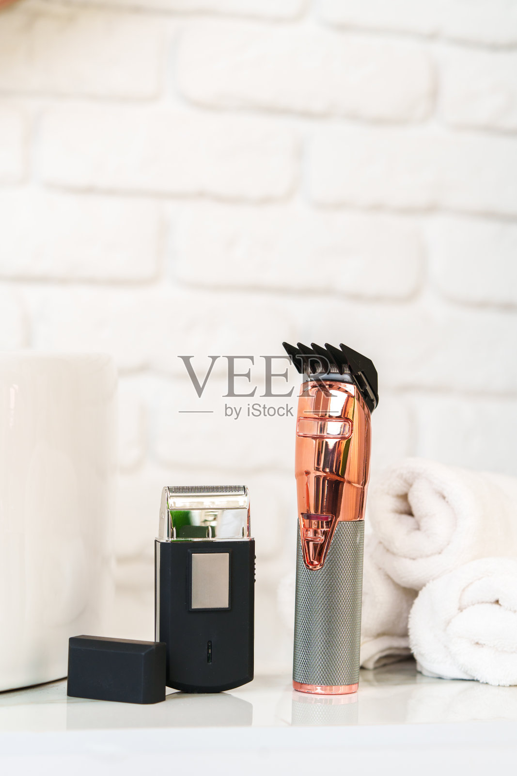 浴室里的男士电动剃须刀特写照片摄影图片