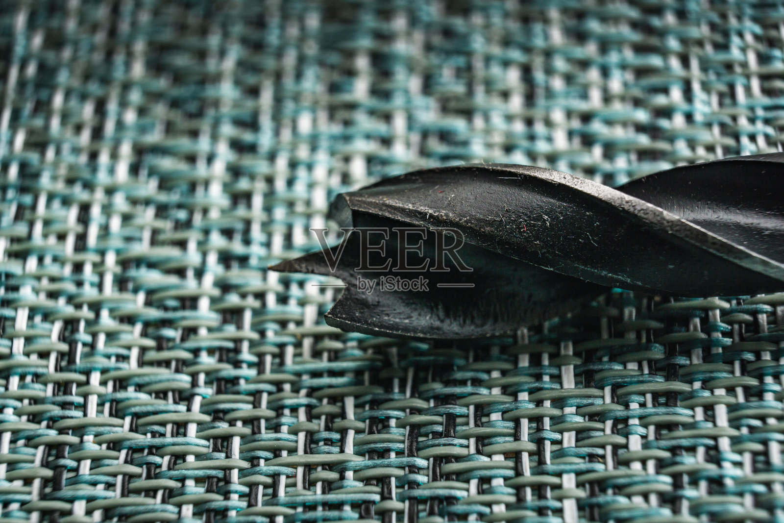 黑色金属钻在灰色背景上的特写照片摄影图片