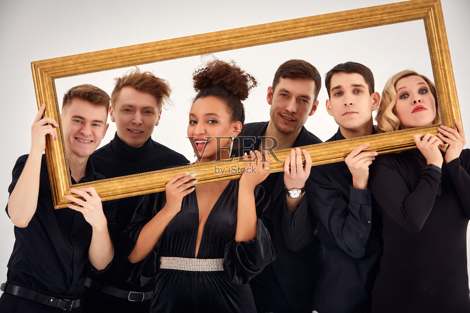 画室里的年轻貌美多样的一群朋友孤立在白色背景的画框里拍照，傻乎乎的脸，好心情照片摄影图片