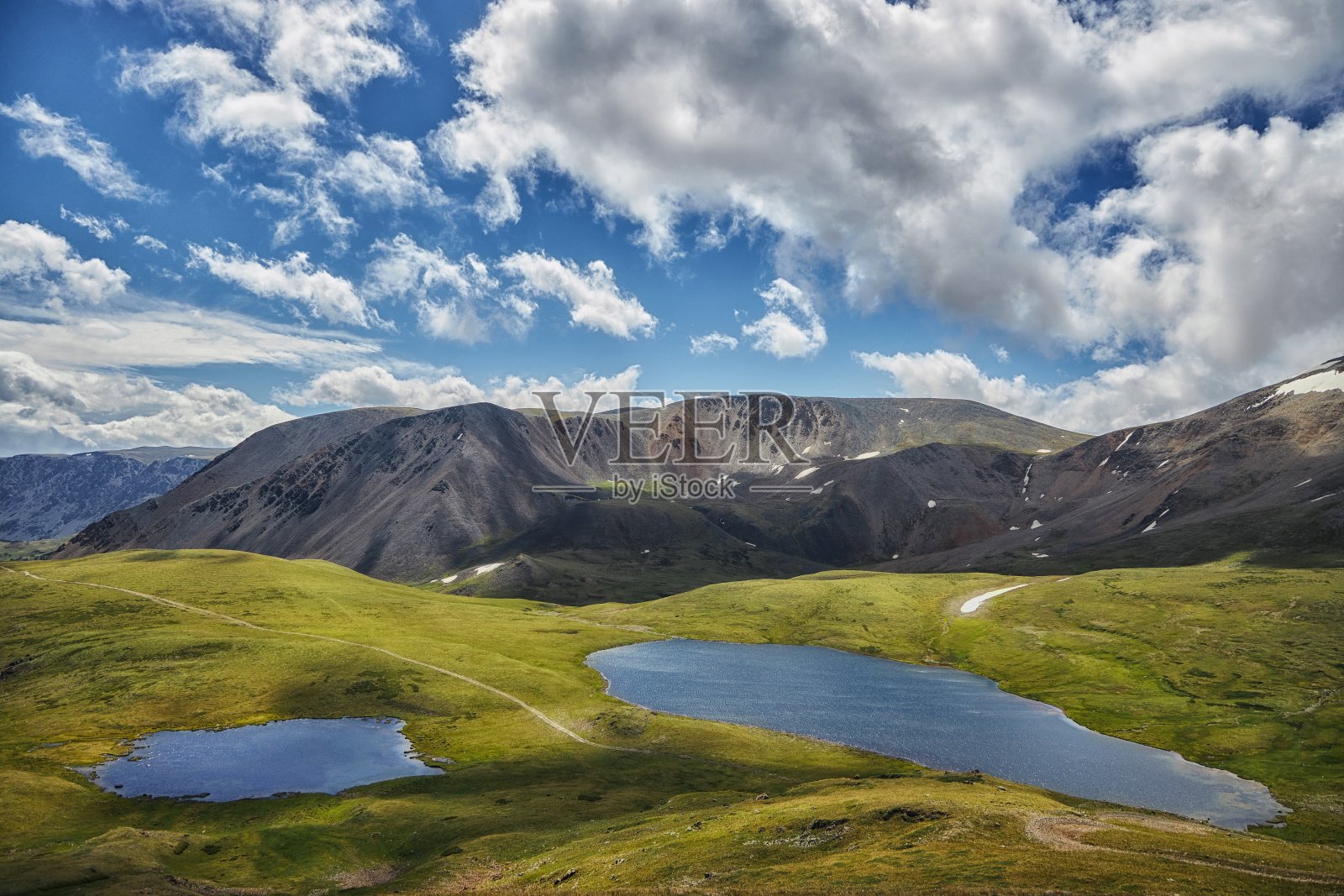 穿越阿尔泰山脉的山谷。山峰、河流、湖泊和冰川。俄罗斯和蒙古的边界，令人惊叹的风景照片摄影图片