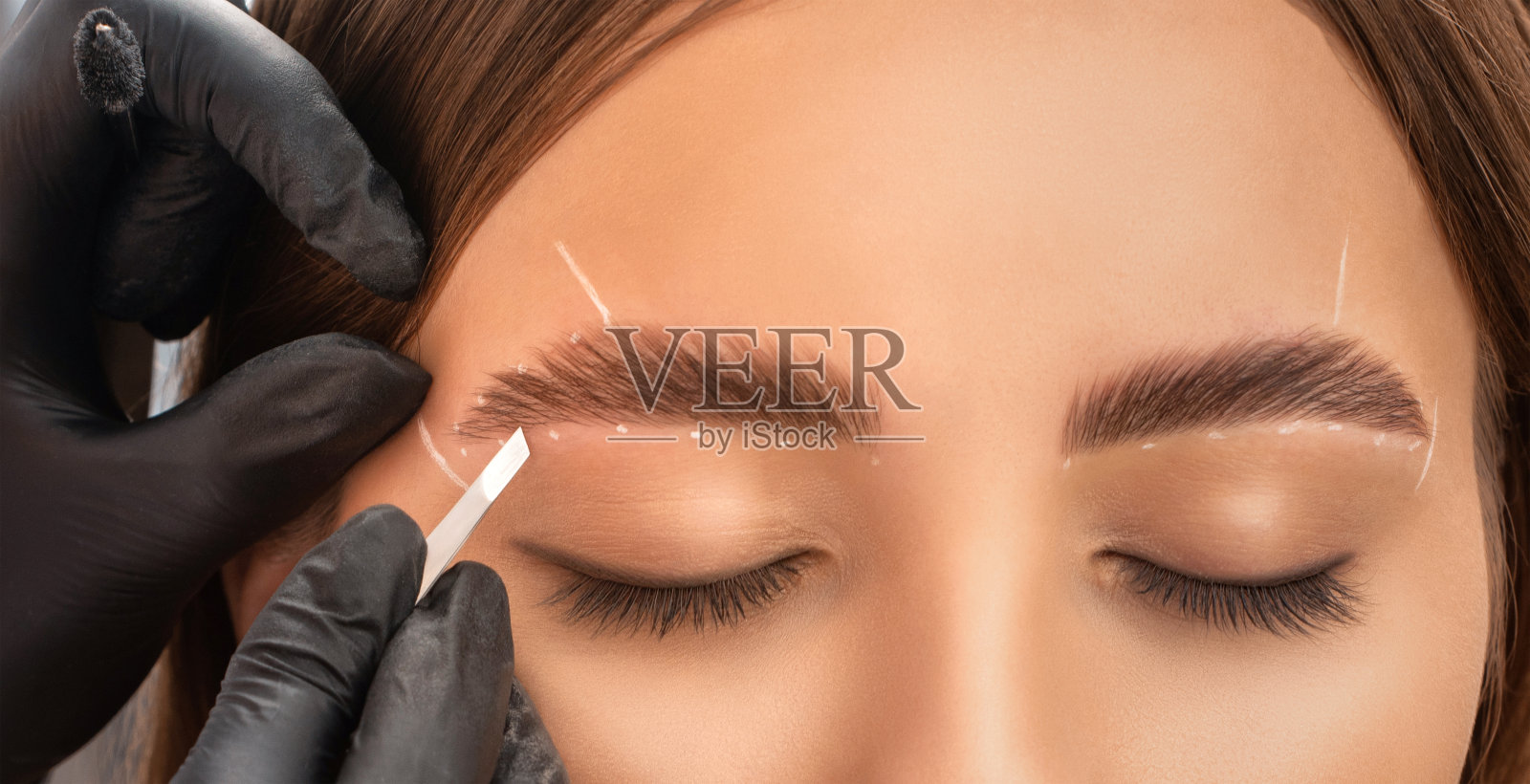 化妆师会给眉毛做持久造型，还会给眉毛上色。眉毛纹理。专业的化妆和面部护理。照片摄影图片