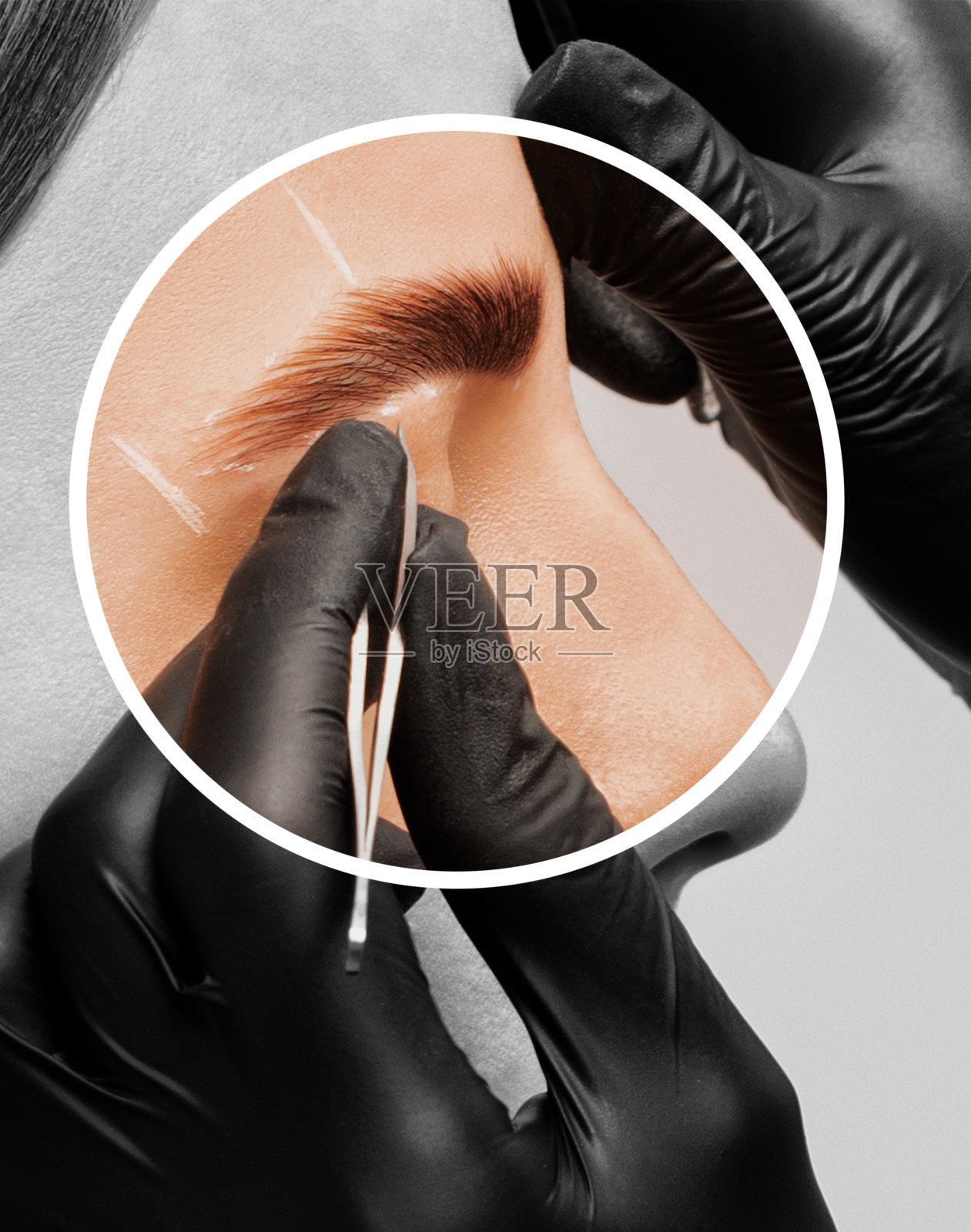 化妆师会给眉毛做持久造型，还会给眉毛上色。眉毛纹理。专业的化妆和面部护理。照片摄影图片