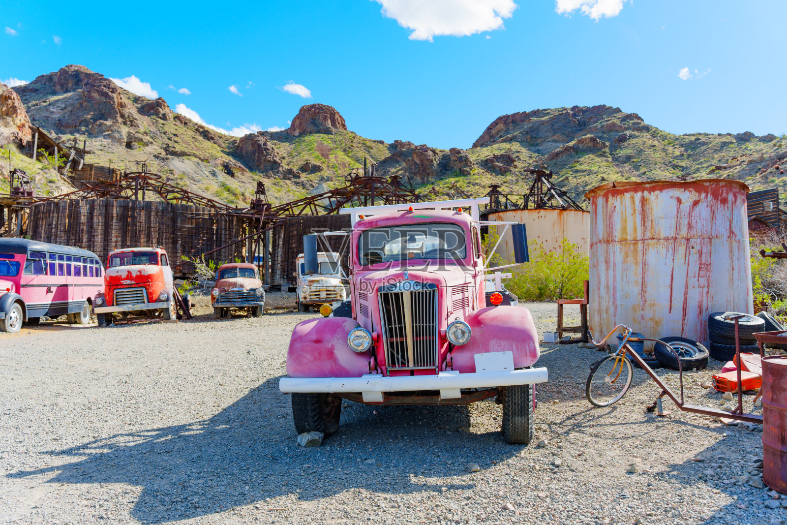 废弃金矿定居点的老式汽车照片摄影图片