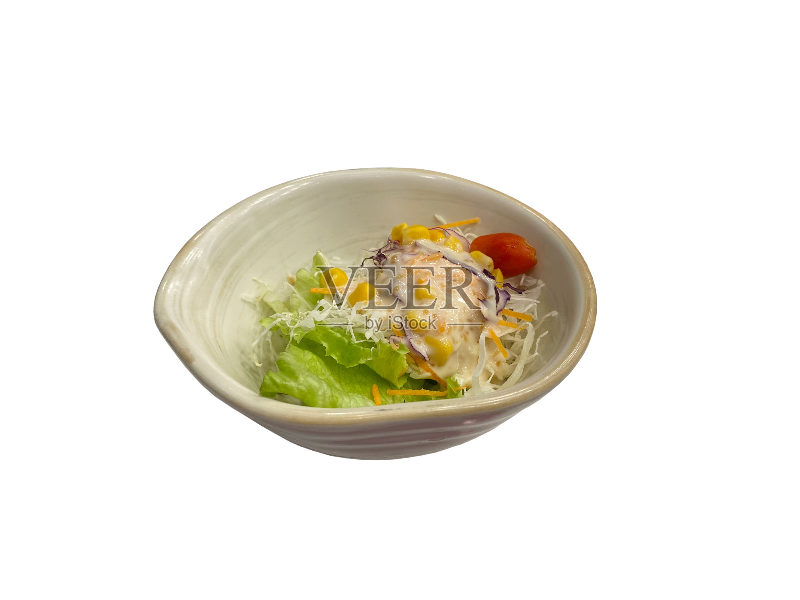 日本青菜沙拉，在白色背景上孤立的陶瓷碗里装调料。照片摄影图片