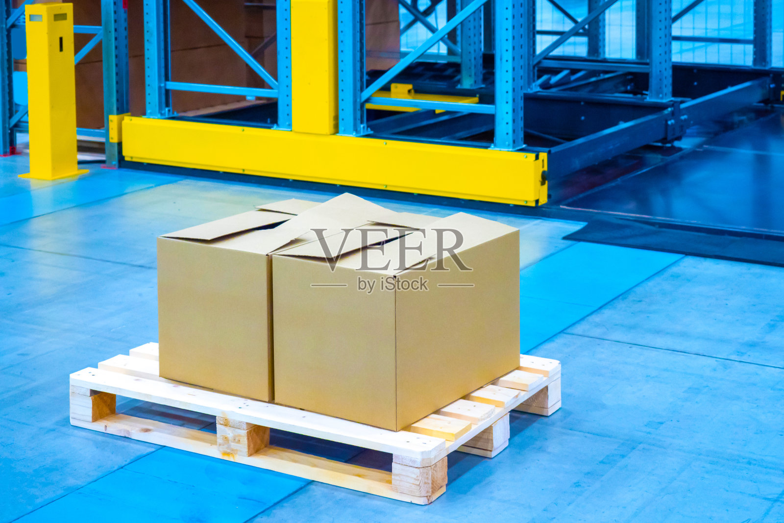 箱子在托盘上。股票。物流。发送货物。存储。货物运输。纸箱盒子。照片摄影图片
