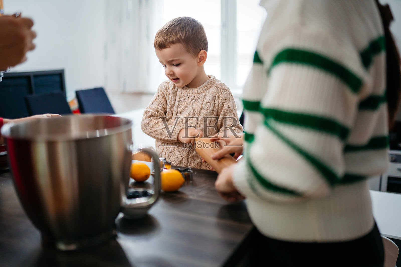 在厨房里玩得很开心照片摄影图片