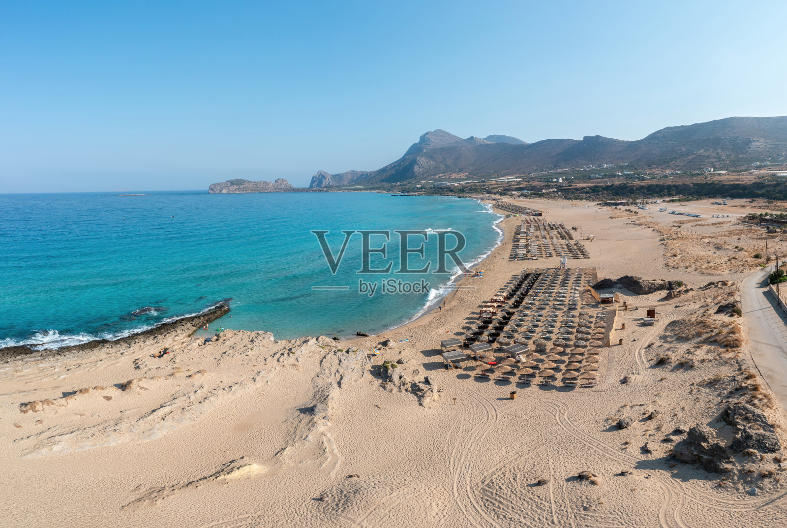 希腊克里特岛的帕拉萨纳沙滩。空中无人机拍摄的浩瀚海水与蓝天相遇的景象照片摄影图片