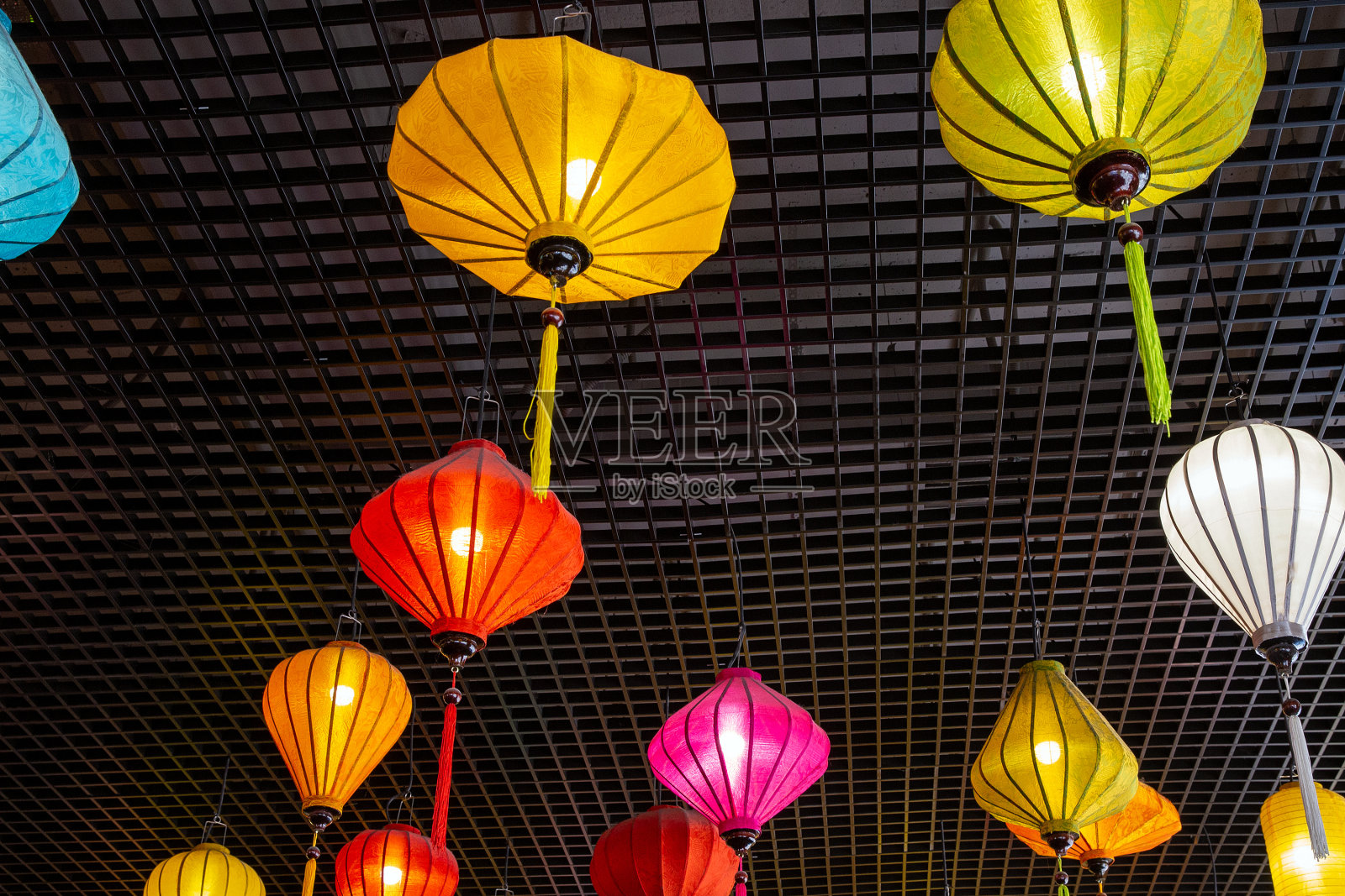 餐厅天花板上的传统越南灯笼照片摄影图片