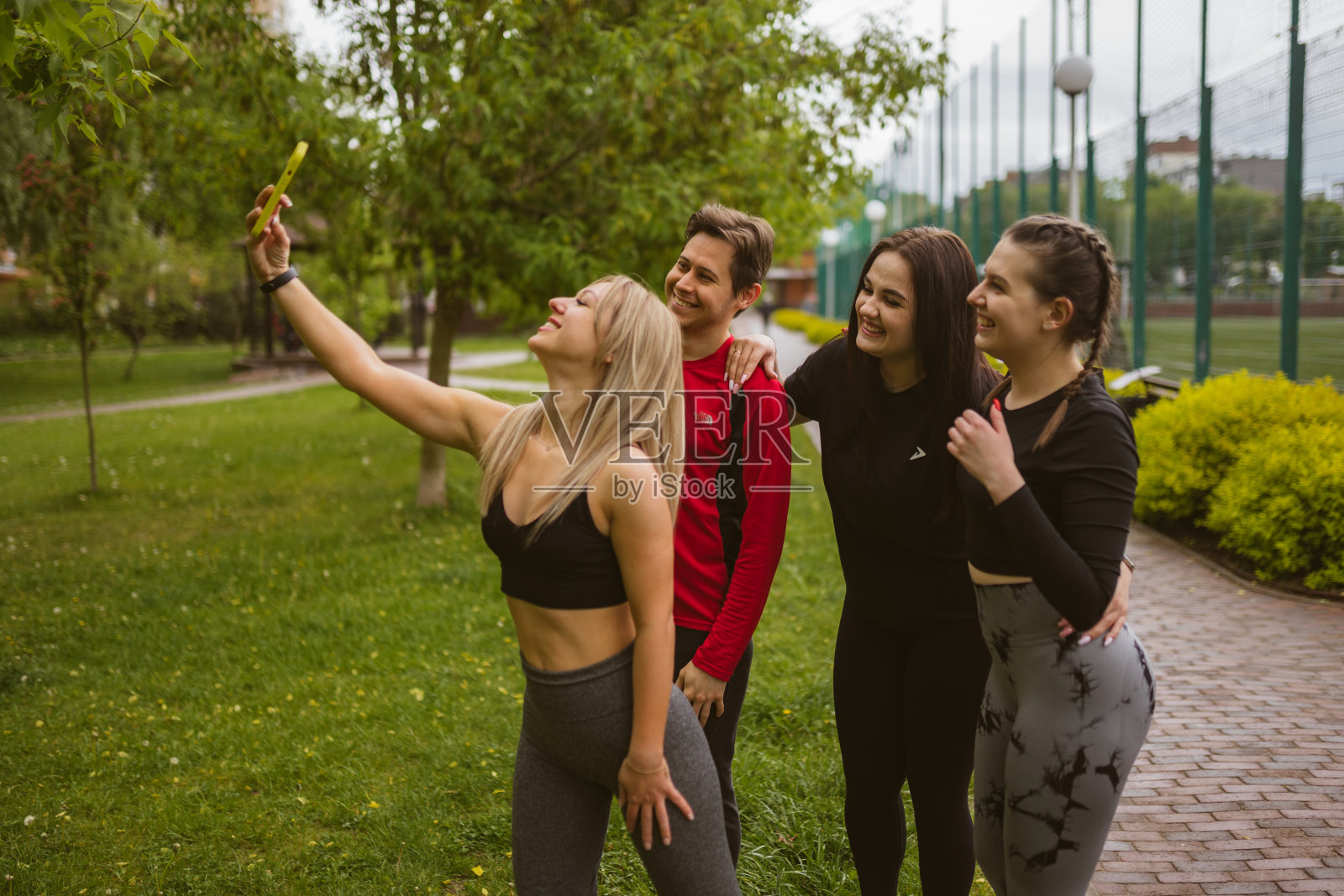 运动队在城市公园训练后合影照片摄影图片