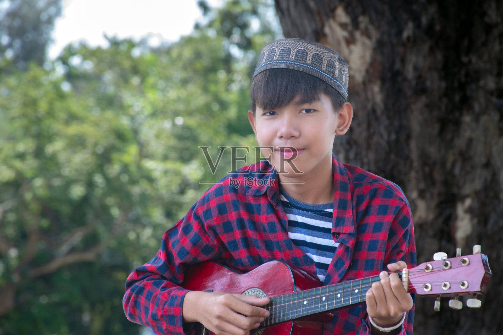 男孩们的原声吉他照片摄影图片