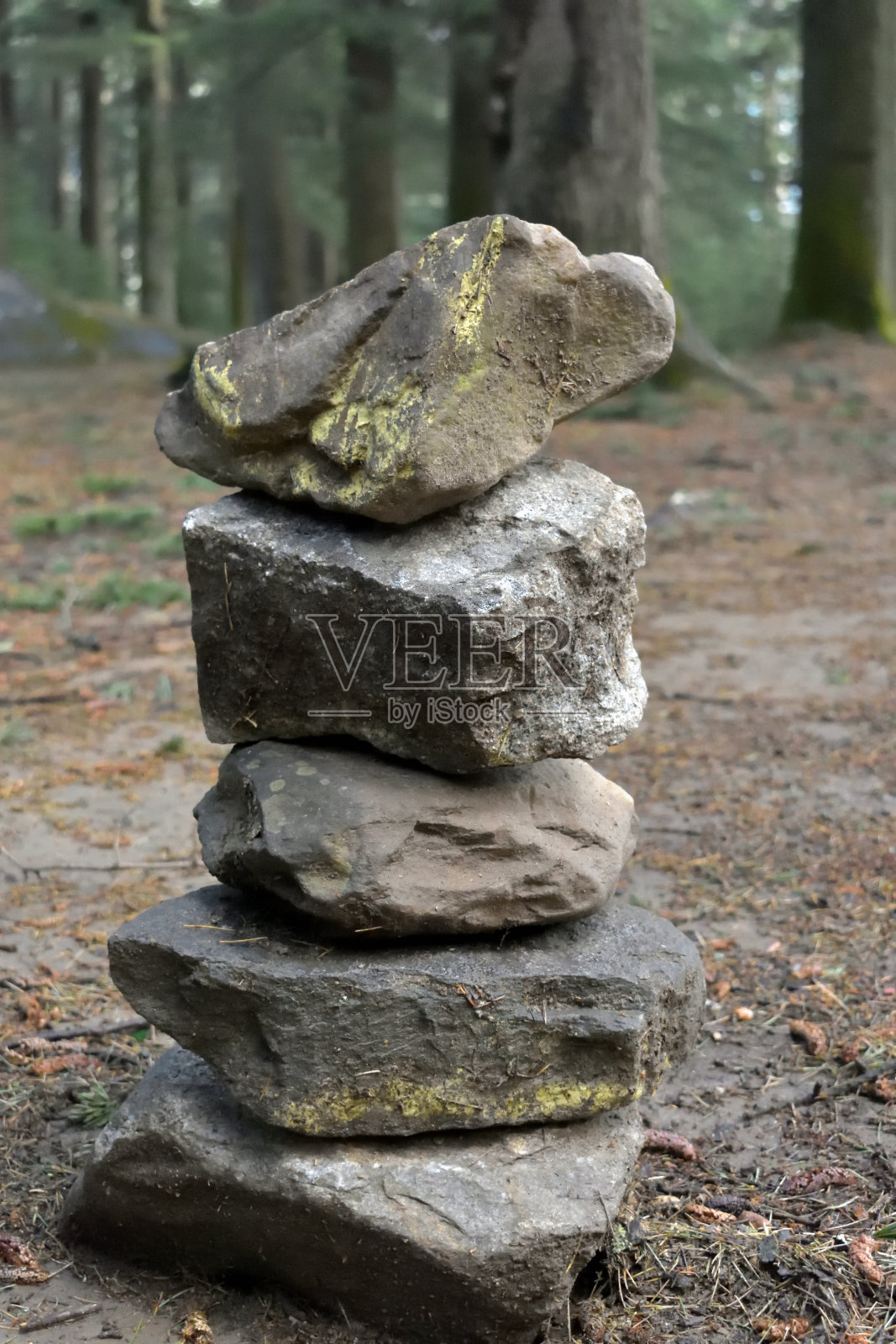 木头上石头的手工结构。照片摄影图片
