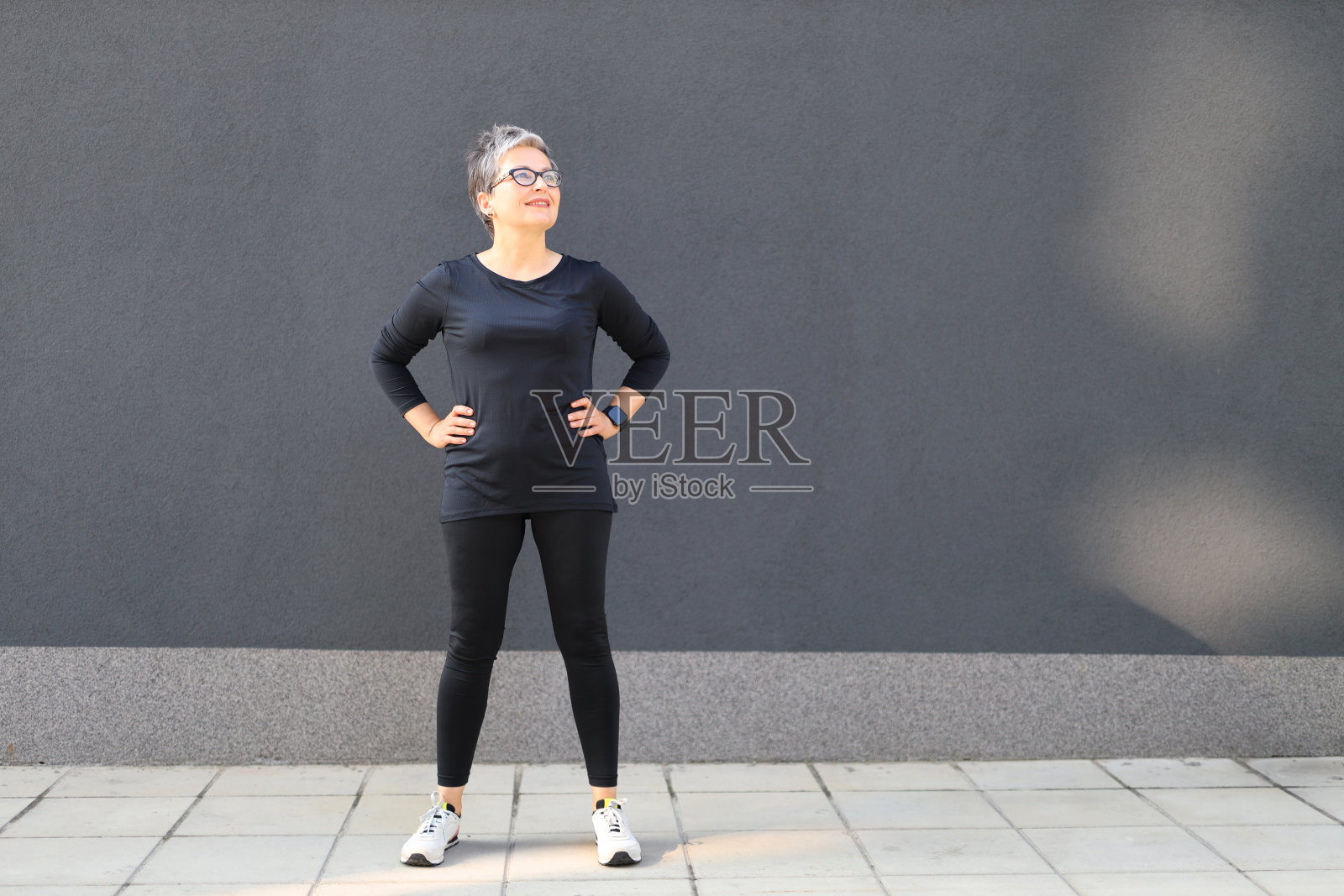 成熟，健康的女性享受积极的户外生活方式，在城市慢跑健康和娱乐。照片摄影图片