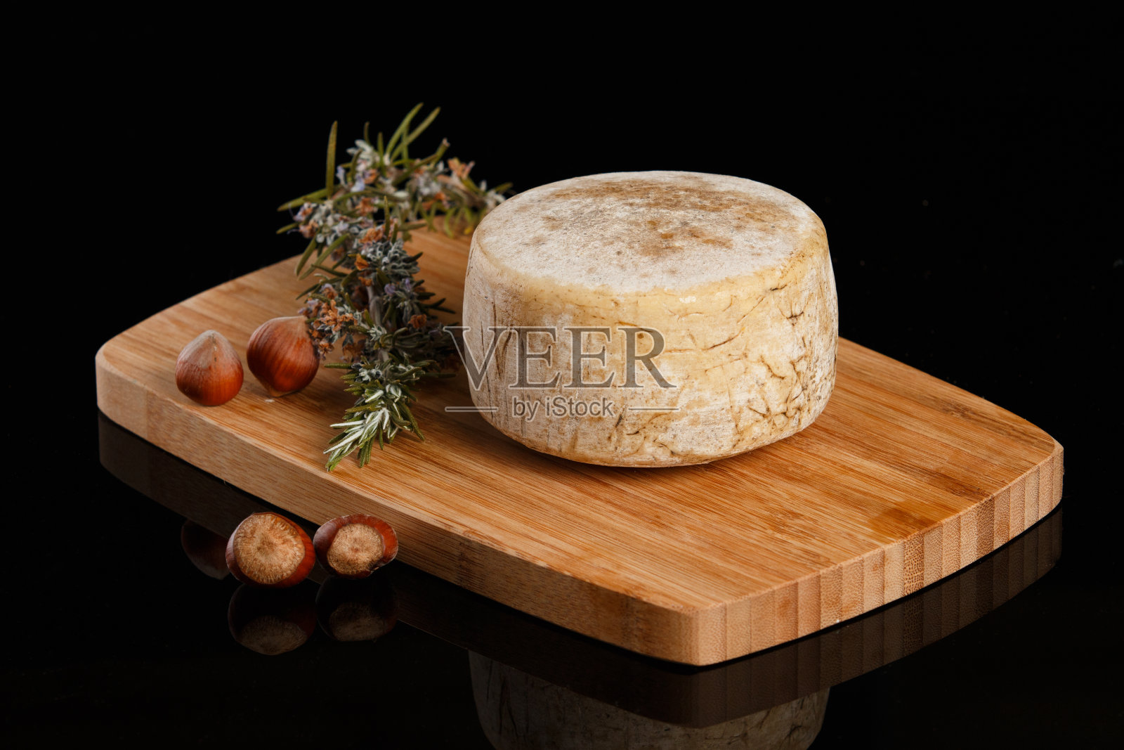 手工和天然的全奶酪，放在木板上，没有标签。照片摄影图片