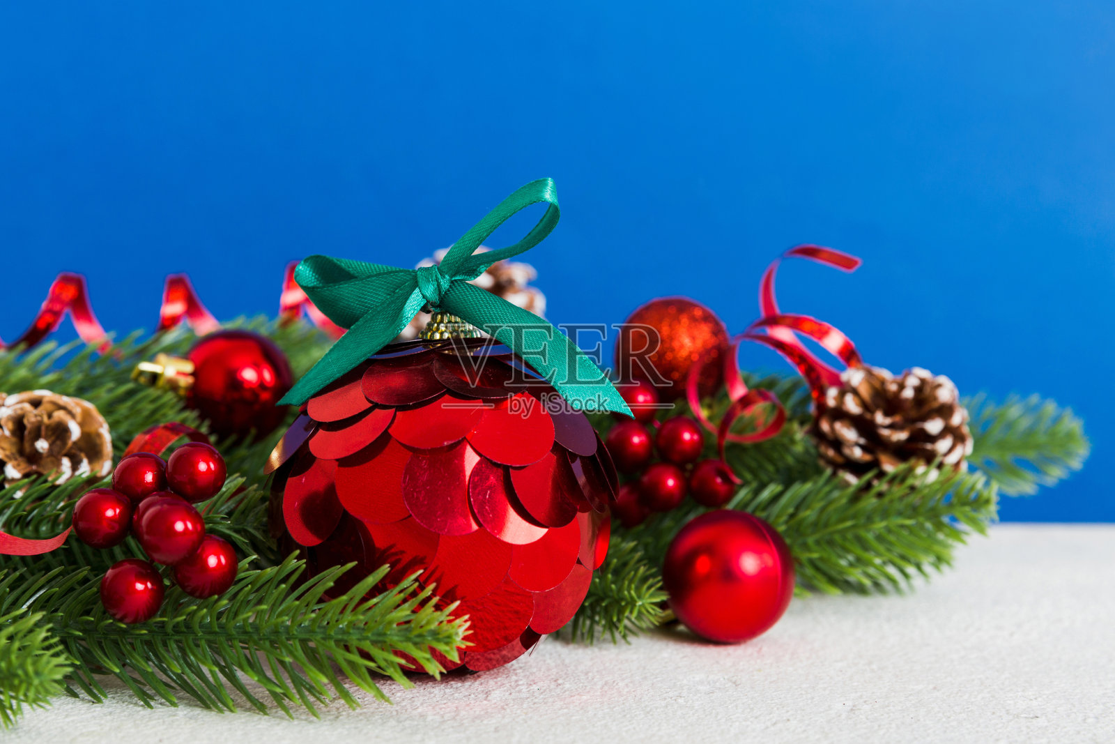 新年圣诞树玩具，圣诞树的树枝，彩色背景上的新年装饰品照片摄影图片