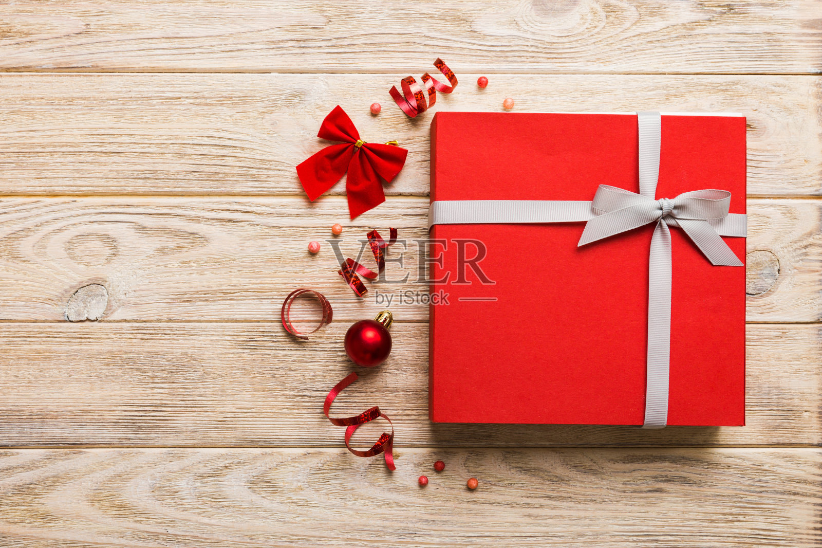 顶视图平面放置圣诞装饰品和礼盒在彩色背景与复制空间。圣诞或新年快乐作文照片摄影图片