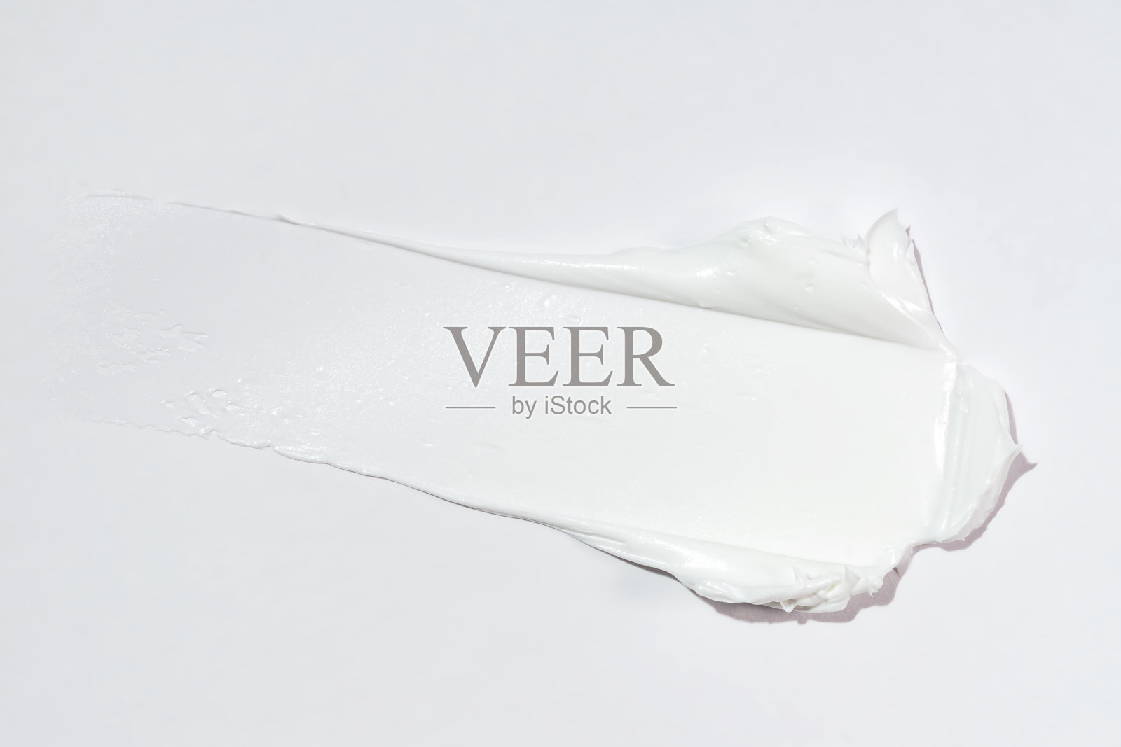 白色化妆面霜或身体乳润肤霜在白色背景上描边。卫生、护肤产品，质地柔滑。美容面霜涂抹样本。照片摄影图片