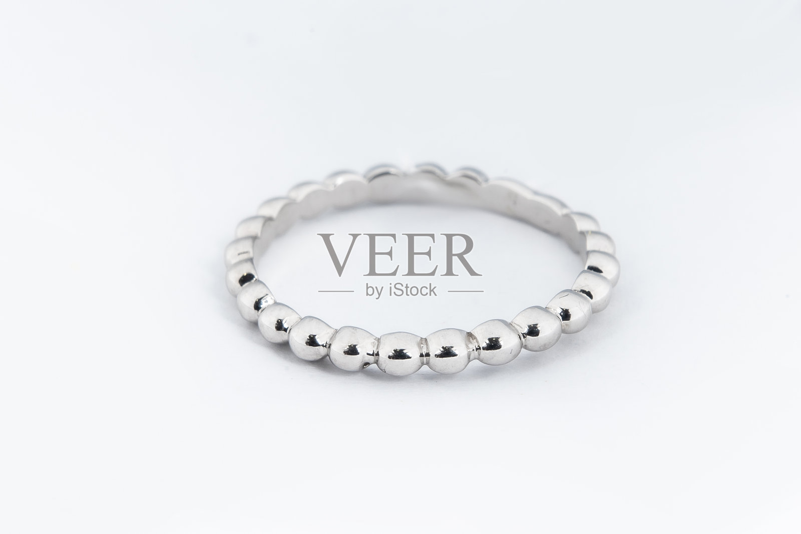 白色背景上的银钻戒。银饰时尚戒指照片摄影图片