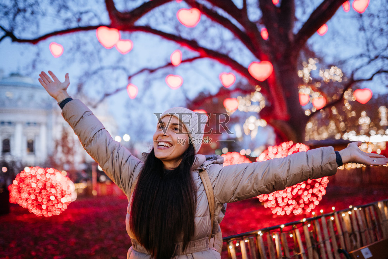 圣诞集市和一个快乐的年轻女子照片摄影图片