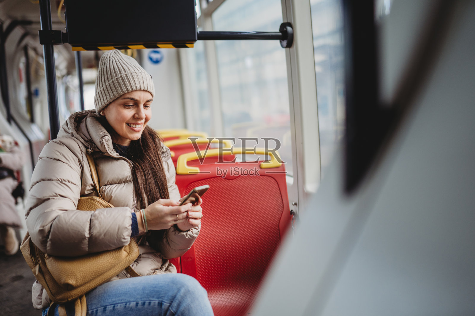 在公交车上使用智能手机照片摄影图片
