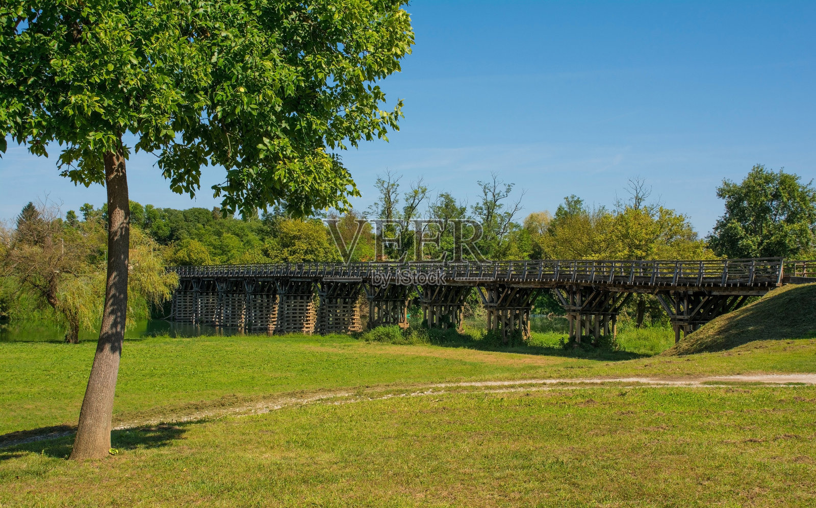 克罗地亚卡尔洛瓦茨的德维尼桥照片摄影图片