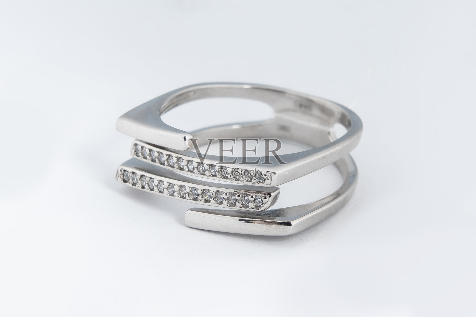 银极简主义钻石戒指隔离在白色背景照片摄影图片