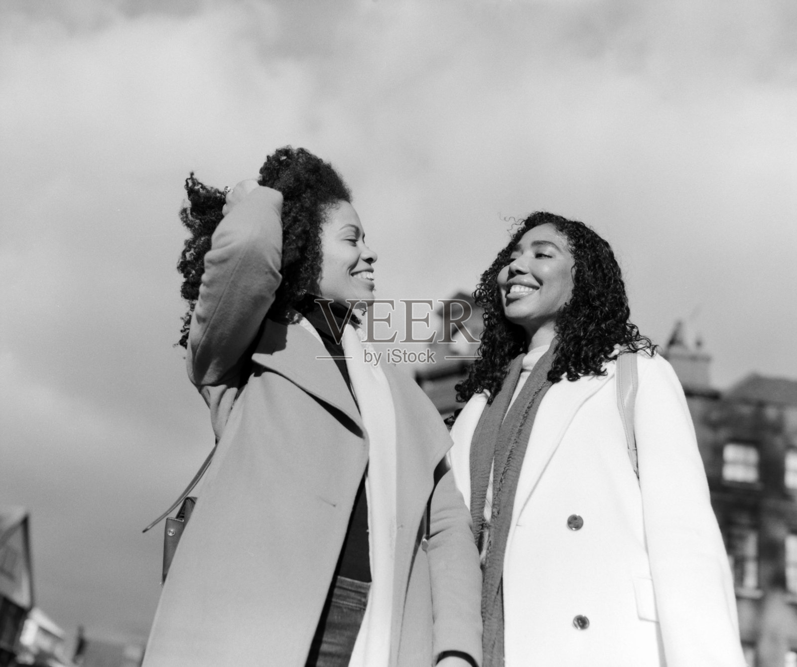 两个女性黑人朋友玩模拟单色肖像。照片摄影图片