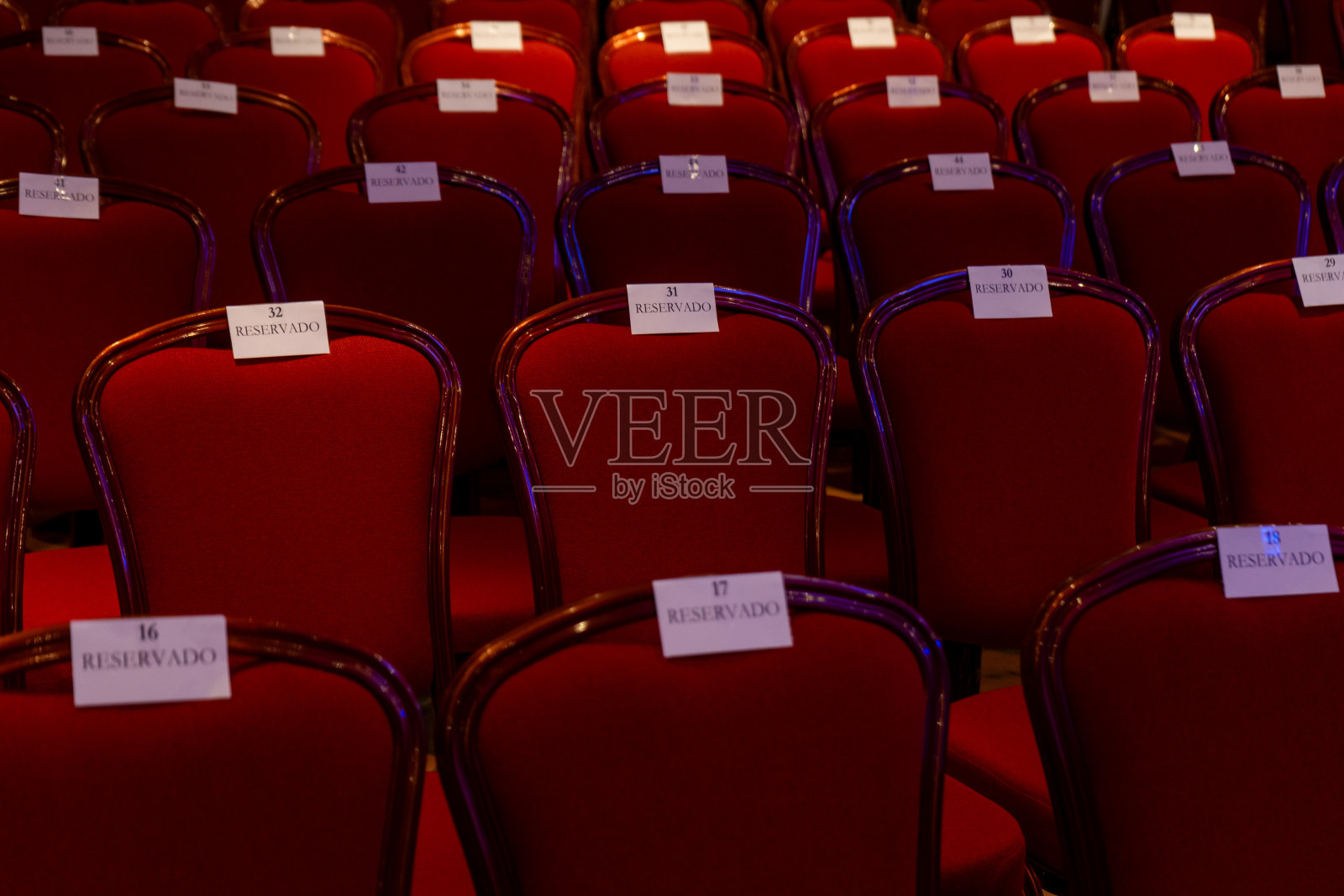 预留的红色天鹅绒椅子。照片摄影图片