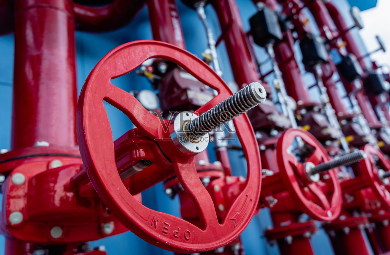 工业厂房集管、阀门区及火灾报警控制系统照片摄影图片