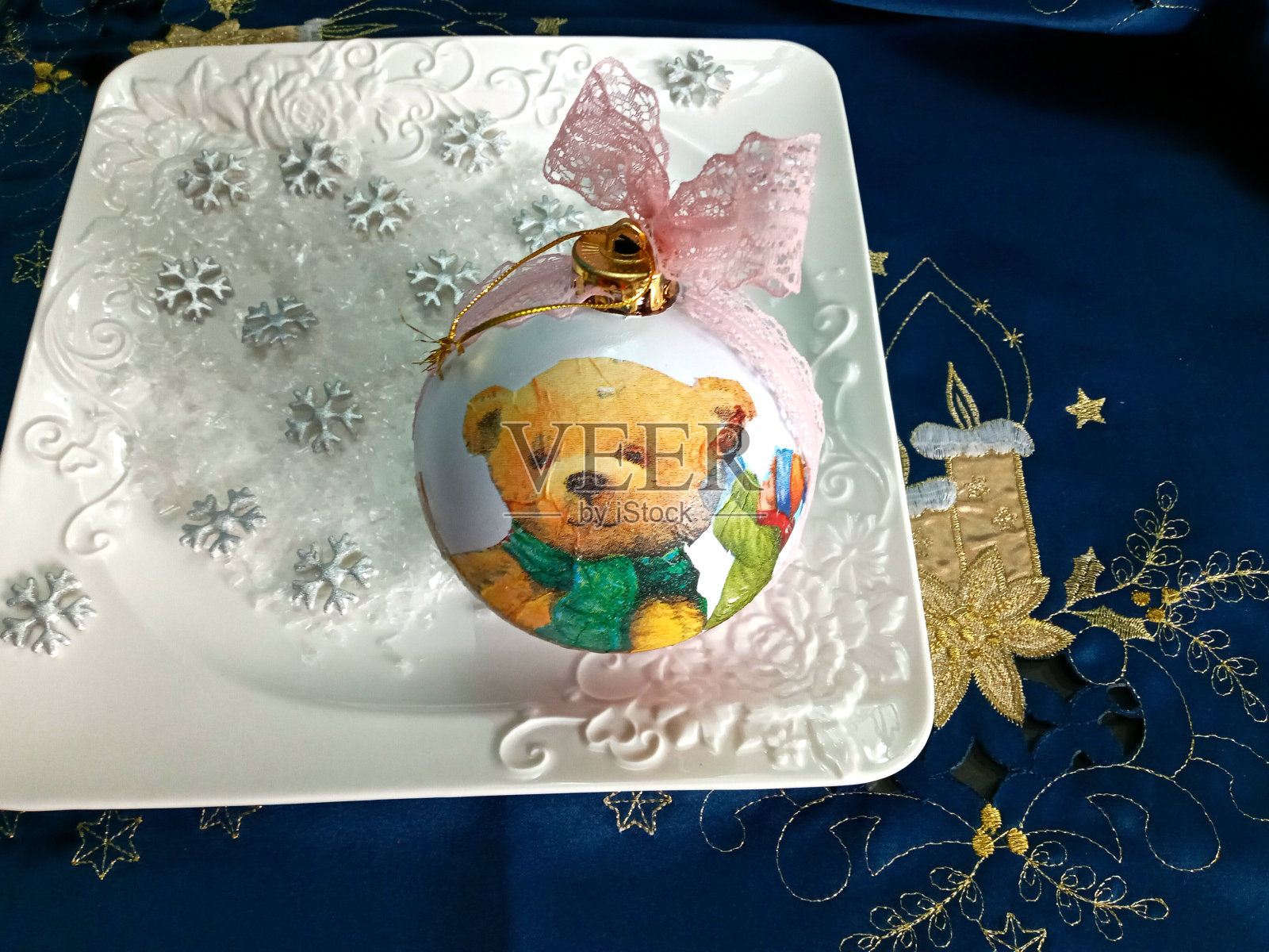 宝宝圣诞装饰品照片摄影图片