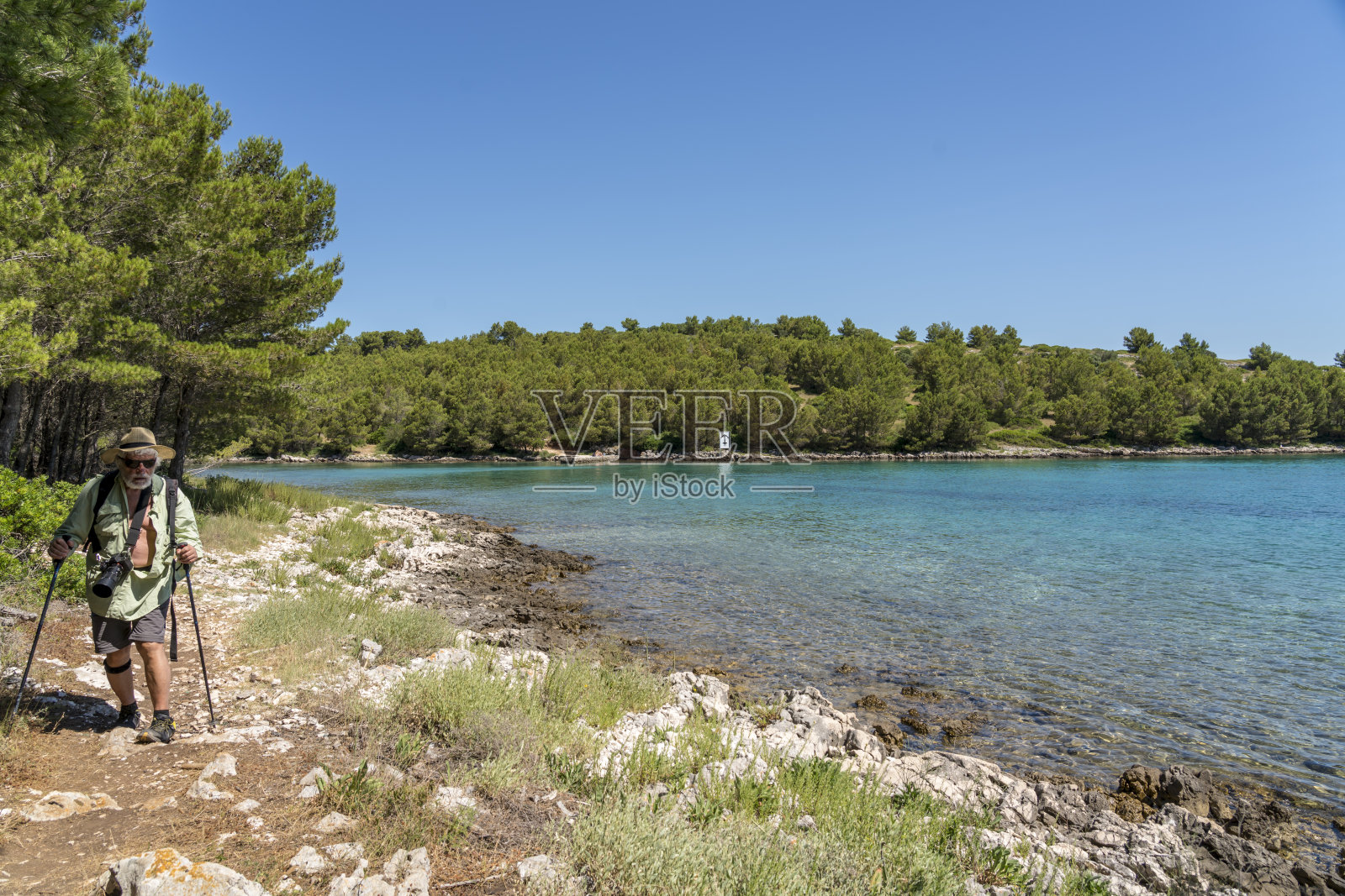 一名男子在泰拉西卡自然公园的盐湖徒步旅行照片摄影图片