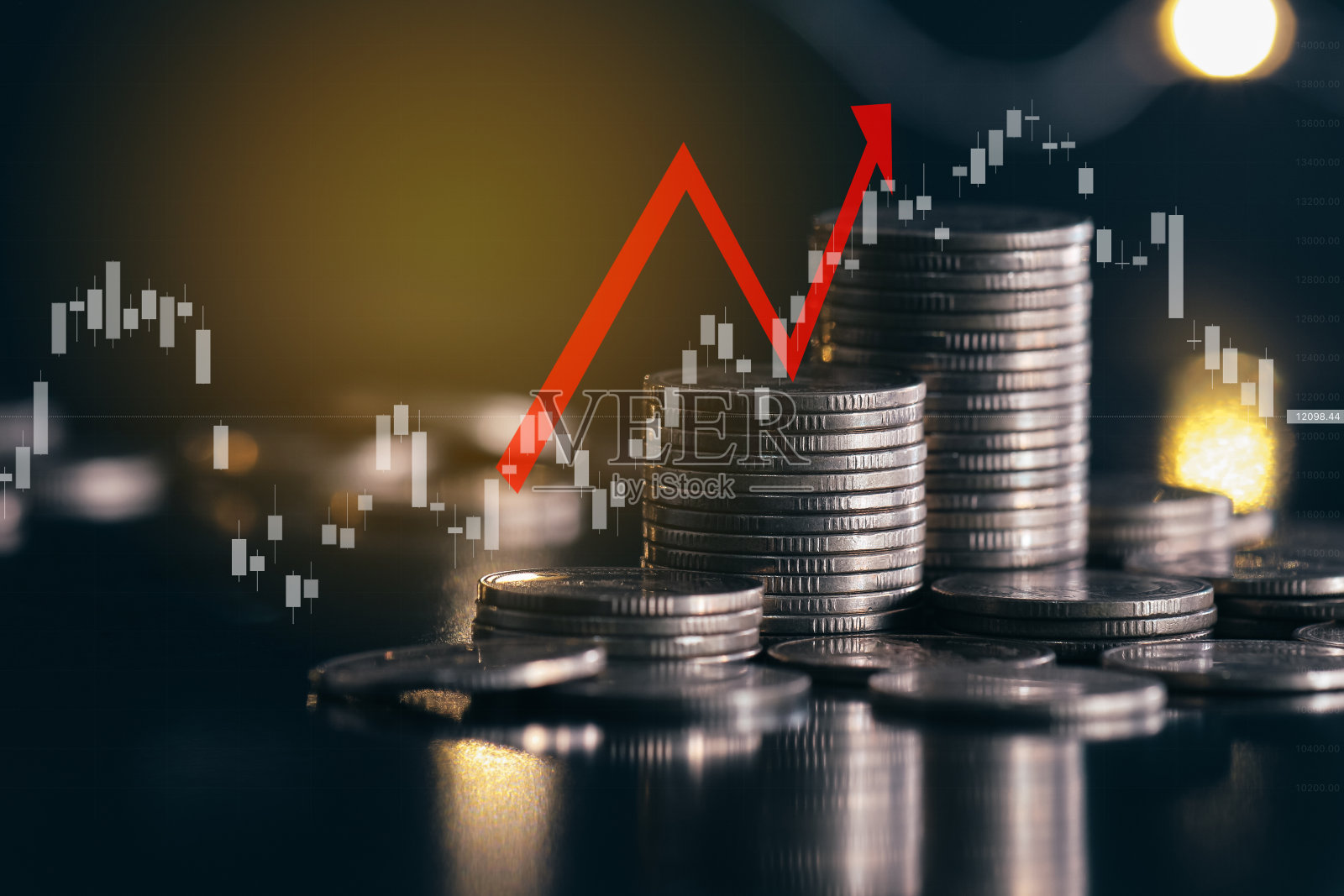 有交易图和红色向上箭头的货币硬币堆栈。商业和金融概念。照片摄影图片