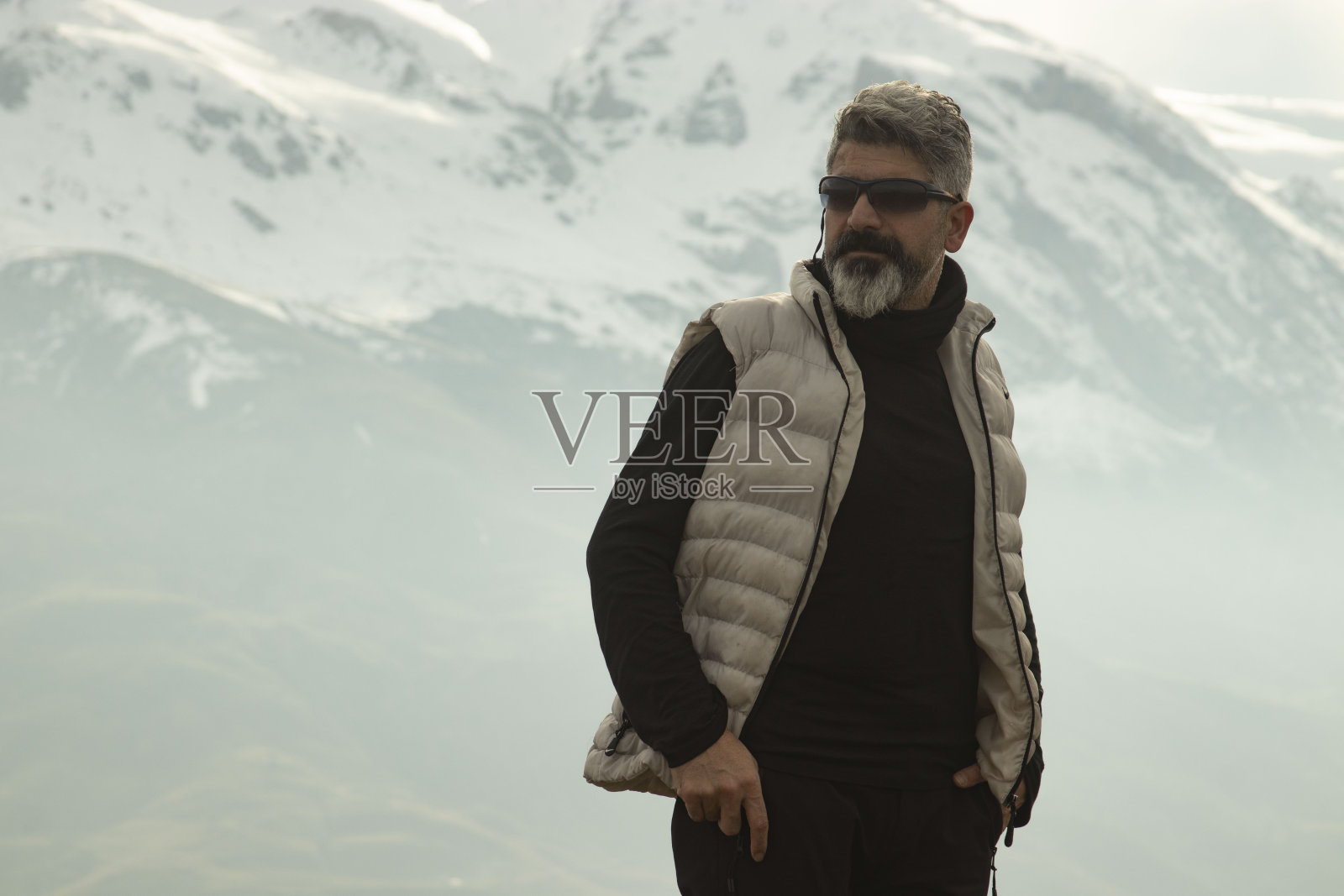 自然摄影师拍摄雾蒙蒙的雪景照片摄影图片