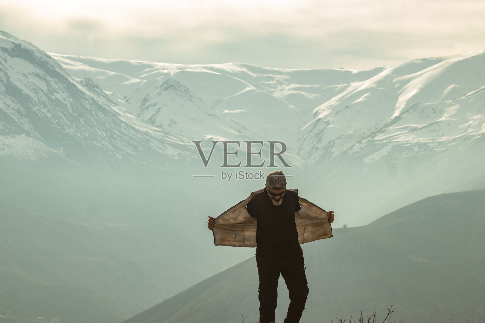 自然摄影师拍摄雾蒙蒙的雪景照片摄影图片