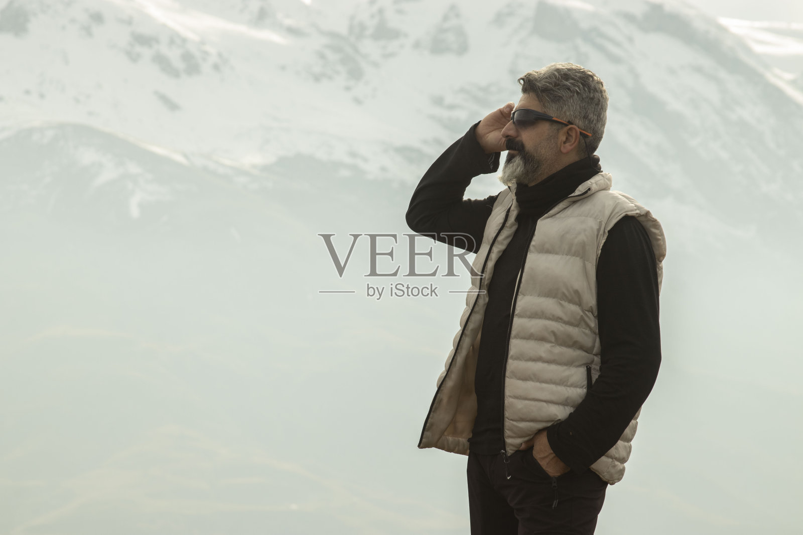 自然摄影师拍摄雾蒙蒙的雪景照片摄影图片