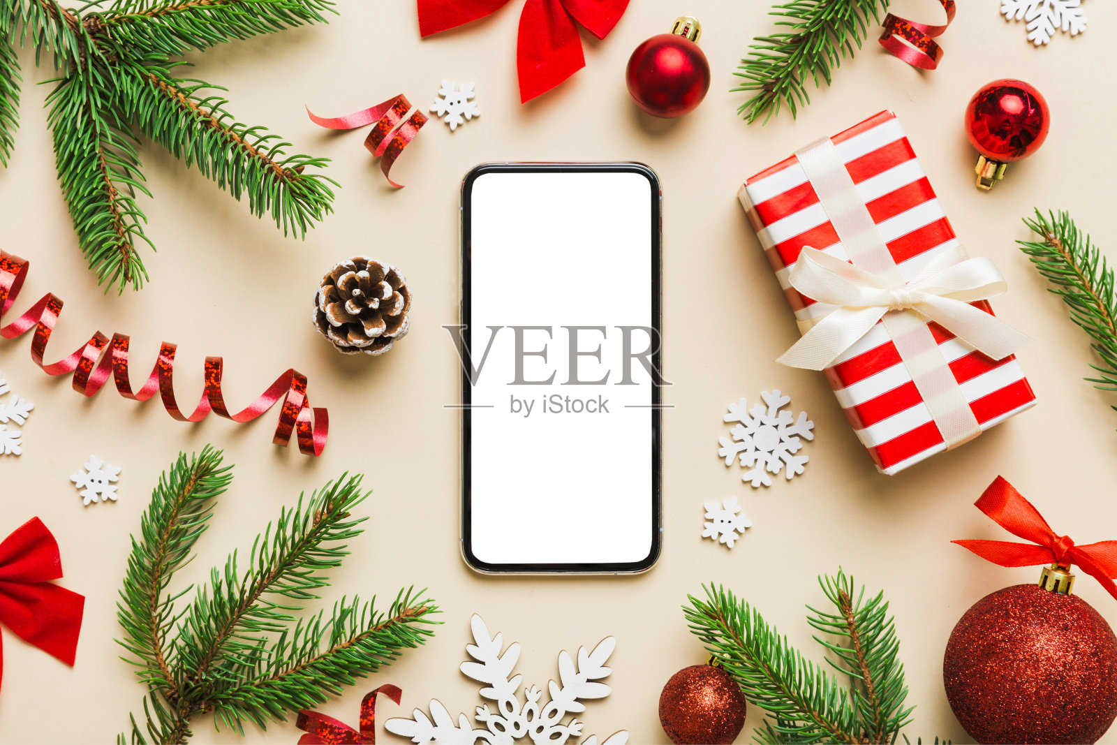 带圣诞装饰的数字手机模型，顶部视图，留有设计空间。圣诞节在线购物概念。照片摄影图片