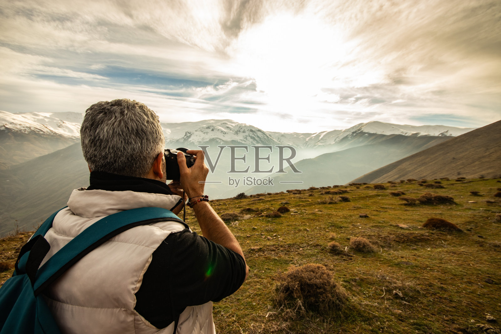 自然摄影师拍摄雾蒙蒙的雪景照片摄影图片