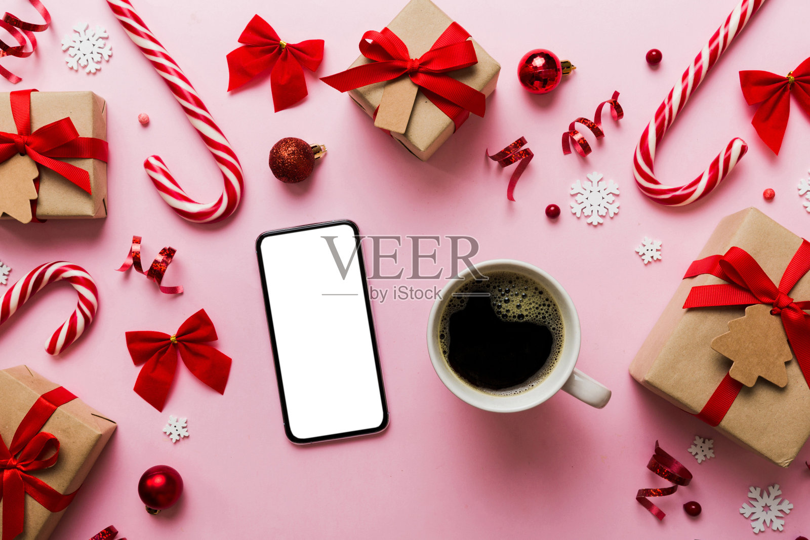 智能手机的俯视图配上一杯热咖啡。彩色背景圣诞装饰照片摄影图片