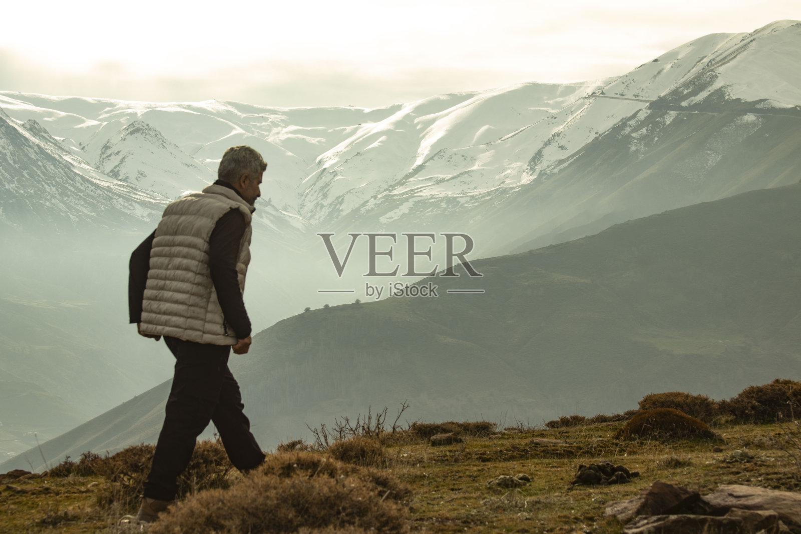 自然摄影师拍摄雾蒙蒙的雪景照片摄影图片